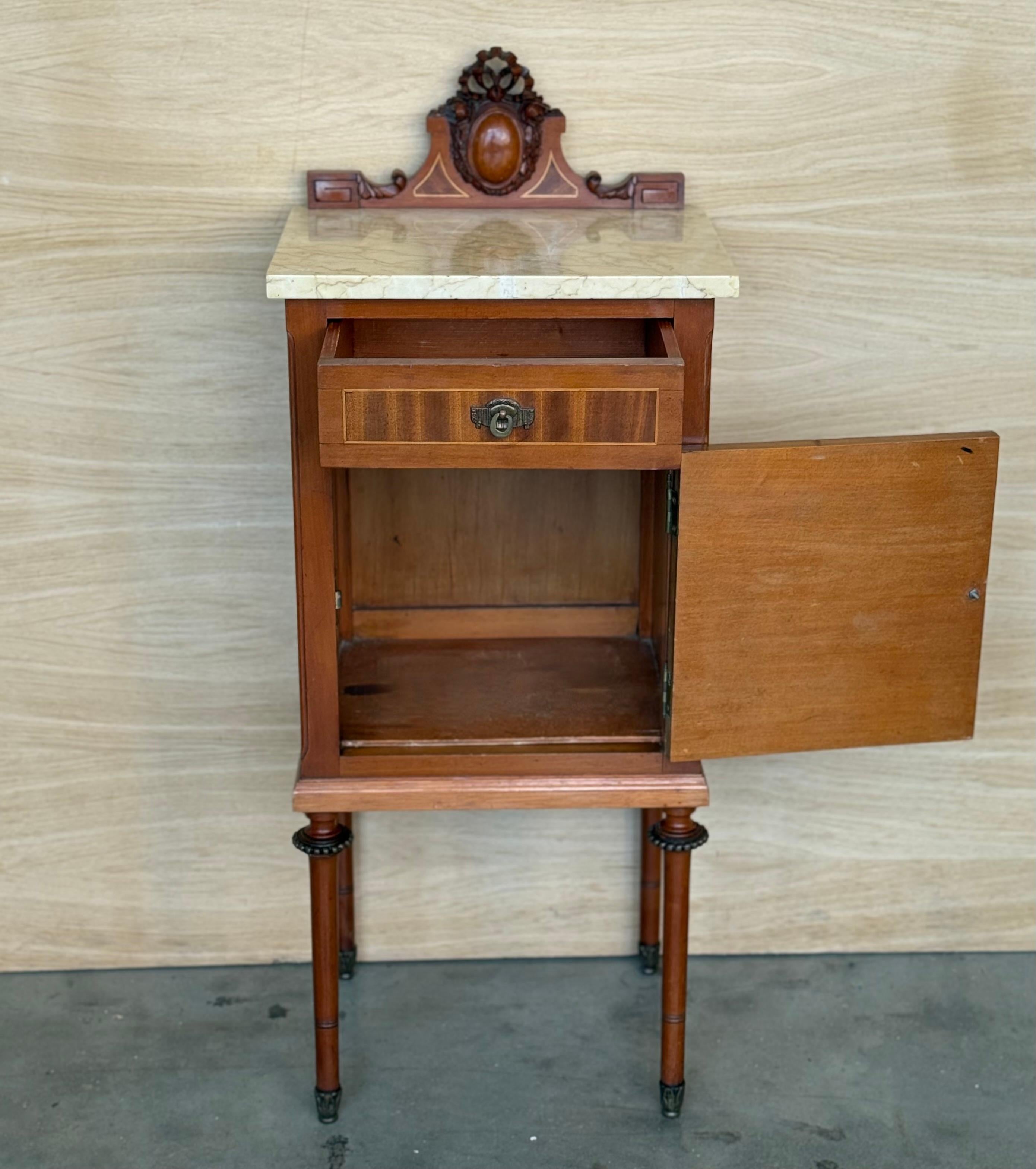 XX secolo 1900, Coppia di comodini in mogano Art Nouveau con piano in marmo a cresta in vendita