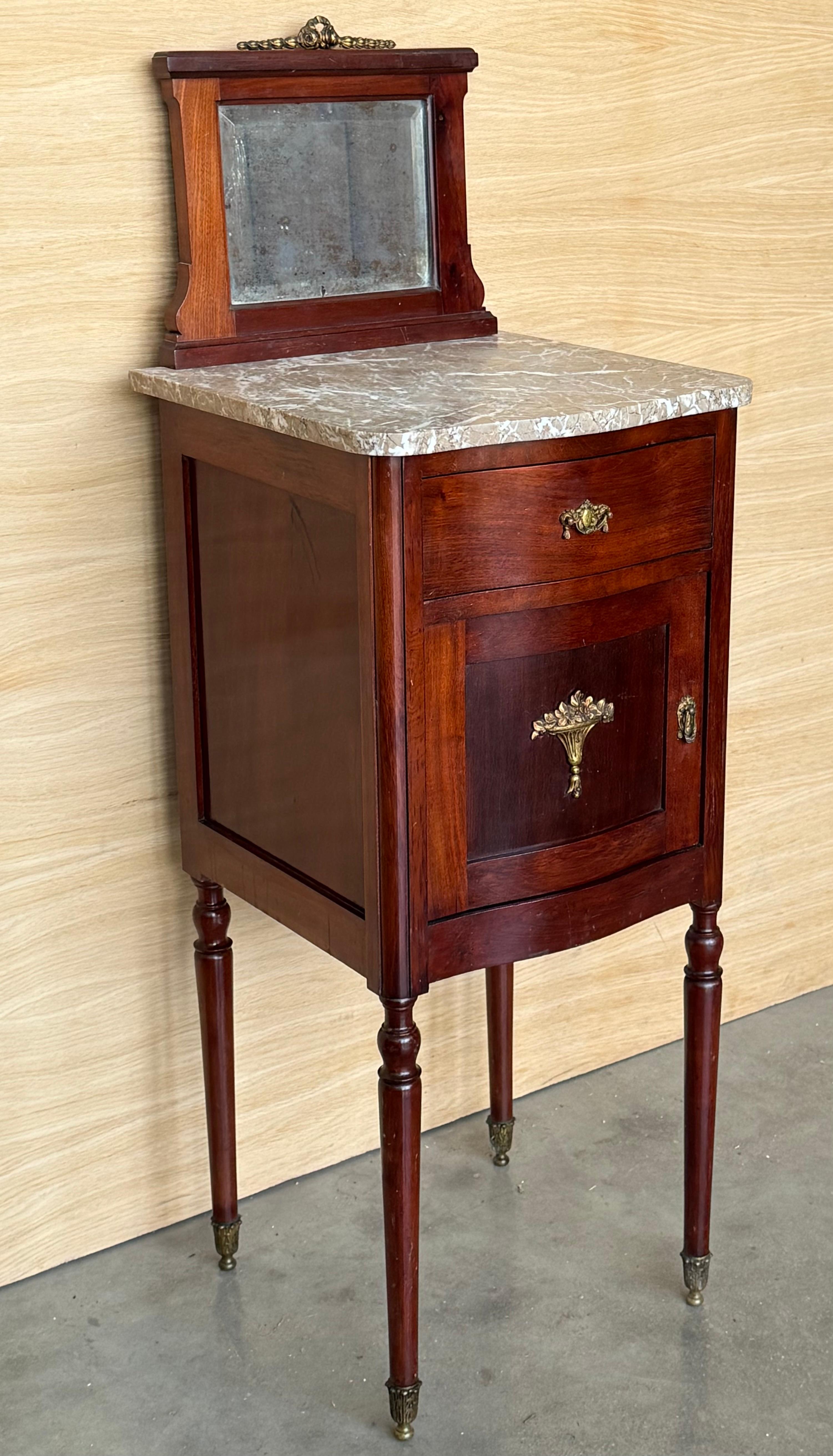 Bronzo 1900, Coppia di comodini in mogano Art Nouveau con piano in marmo a cresta in vendita