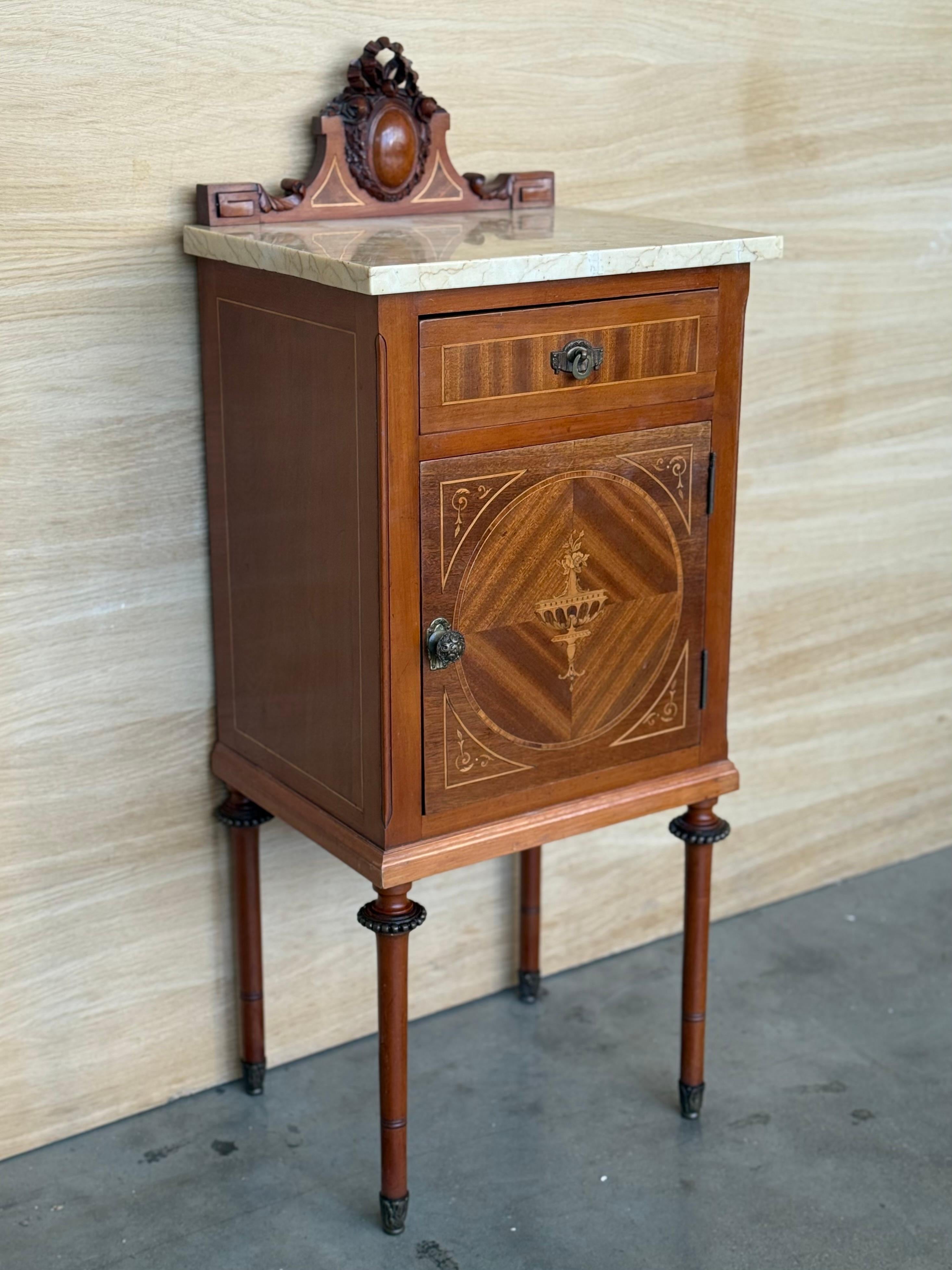 Bronzo 1900, Coppia di comodini in mogano Art Nouveau con piano in marmo a cresta in vendita