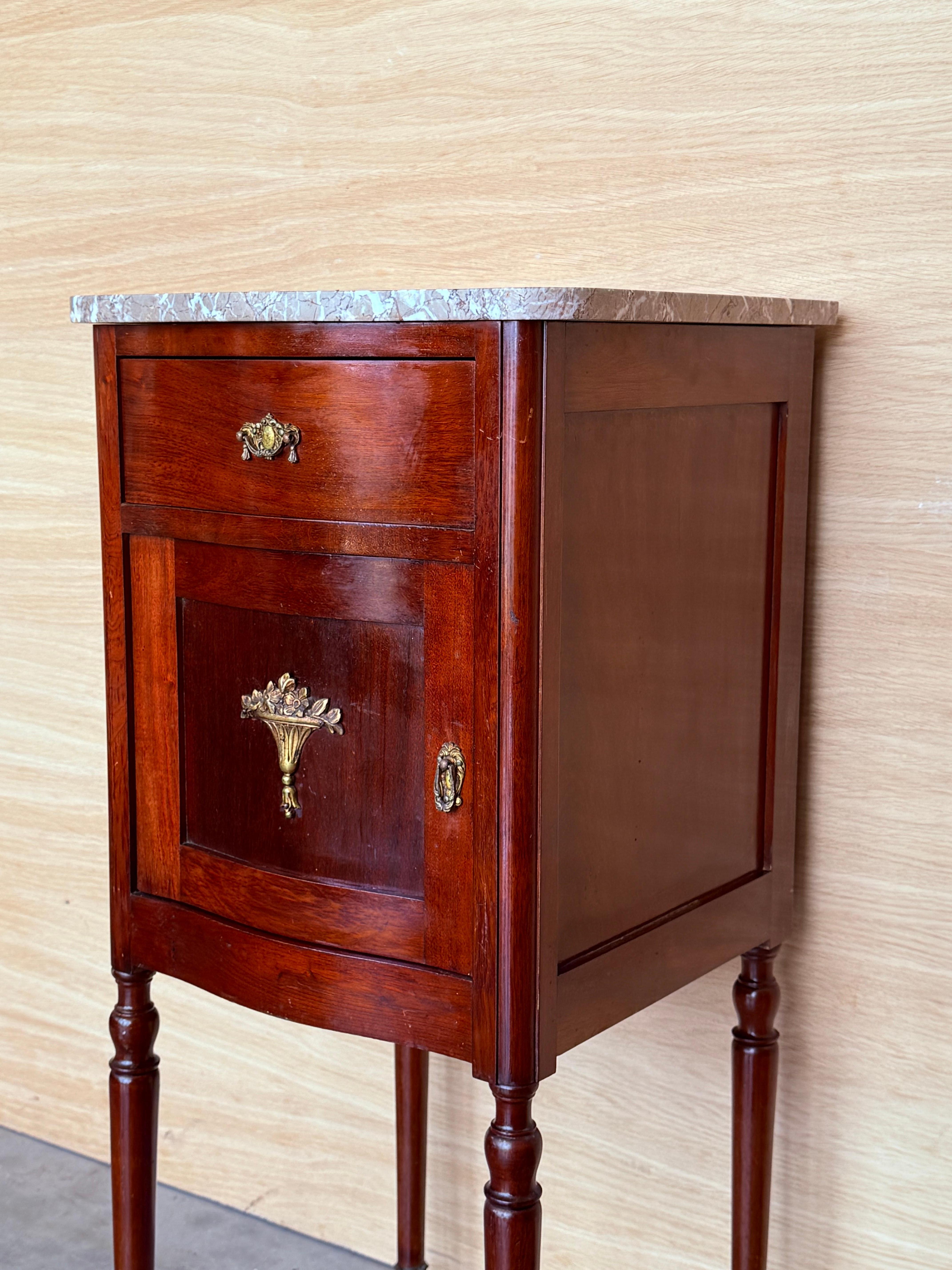 1900, Coppia di comodini in mogano Art Nouveau con piano in marmo a cresta in vendita 1