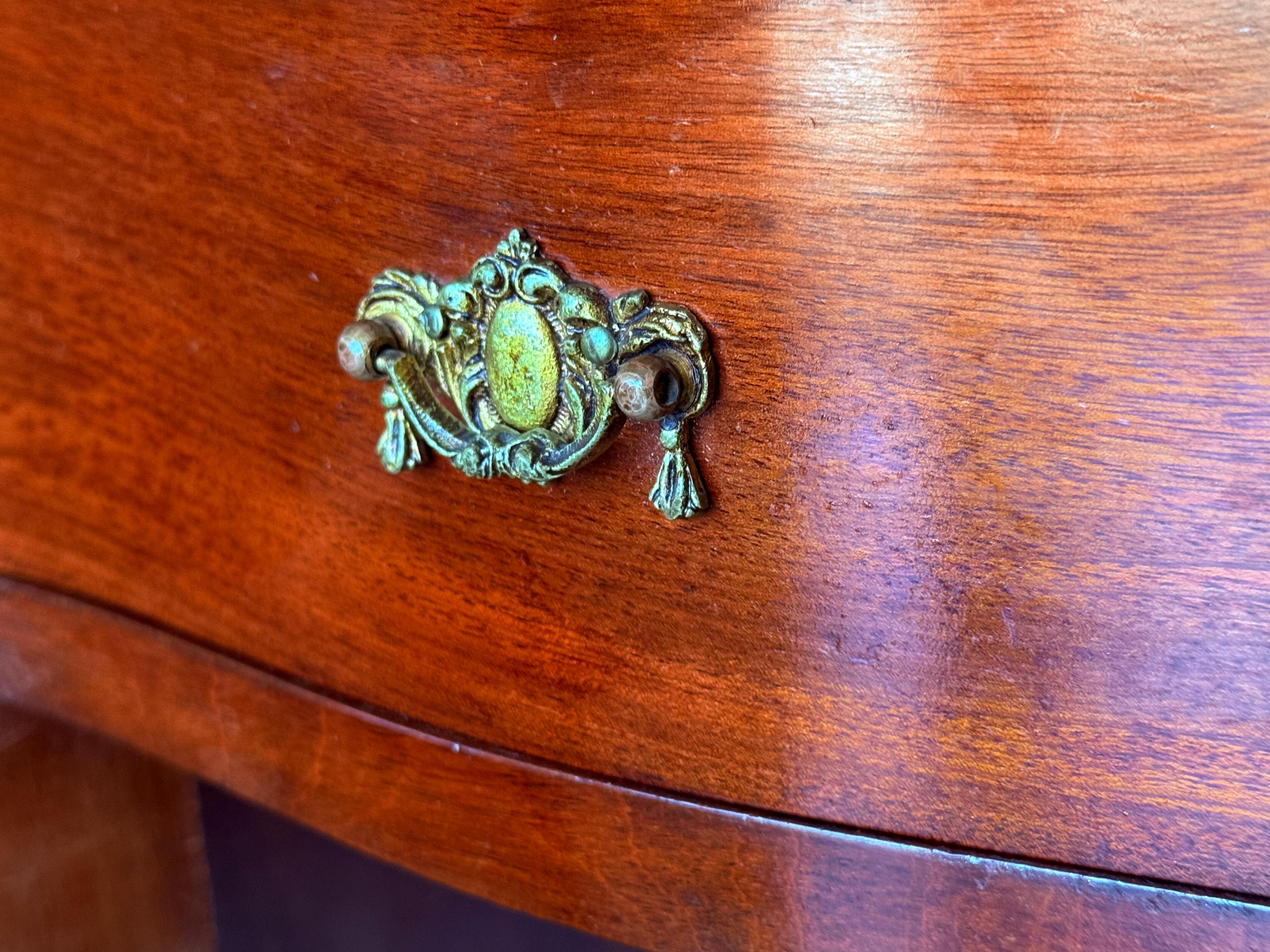 1900, Coppia di comodini in mogano Art Nouveau con piano in marmo a cresta in vendita 2