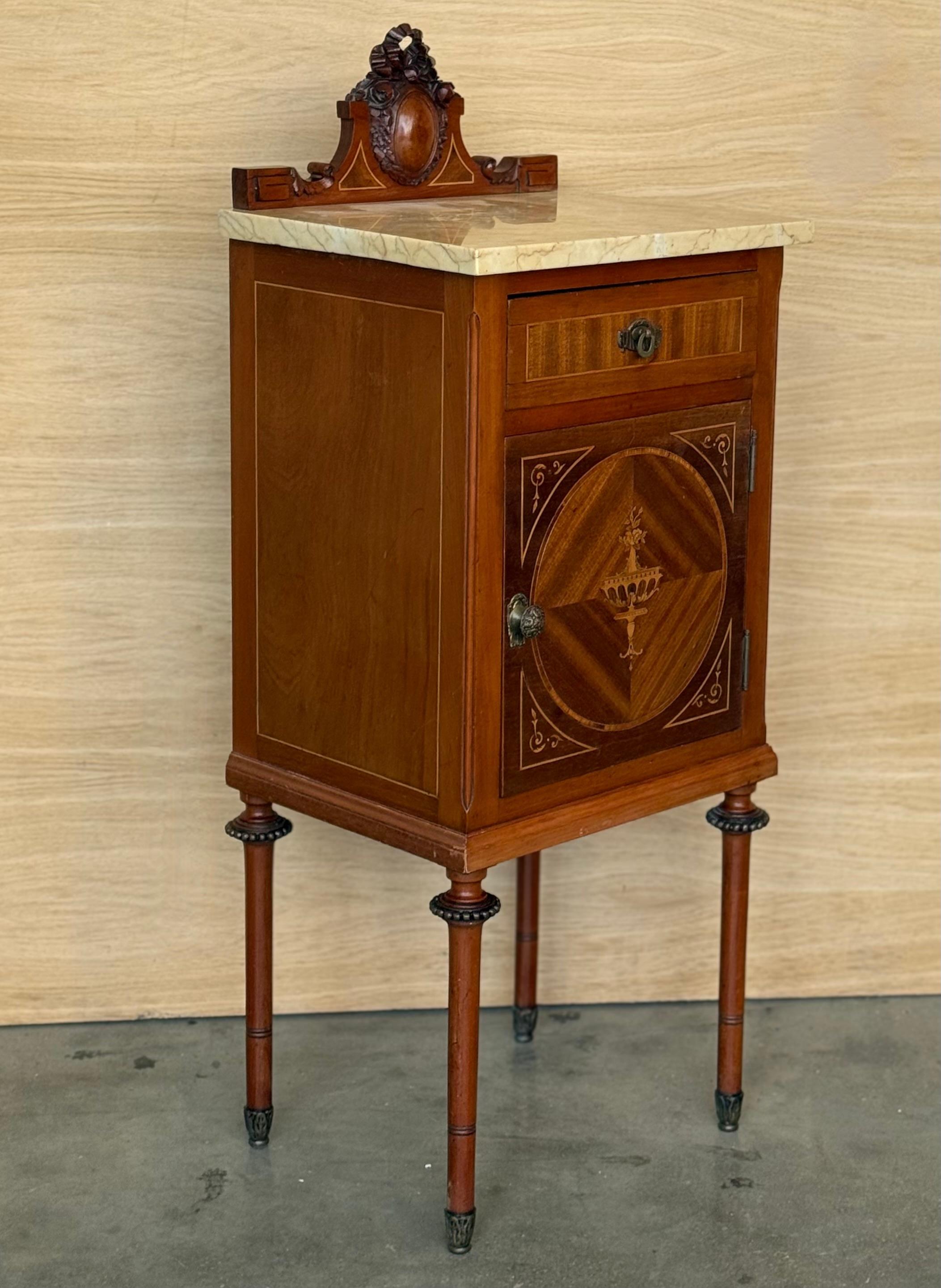 1900, Coppia di comodini in mogano Art Nouveau con piano in marmo a cresta in vendita 2