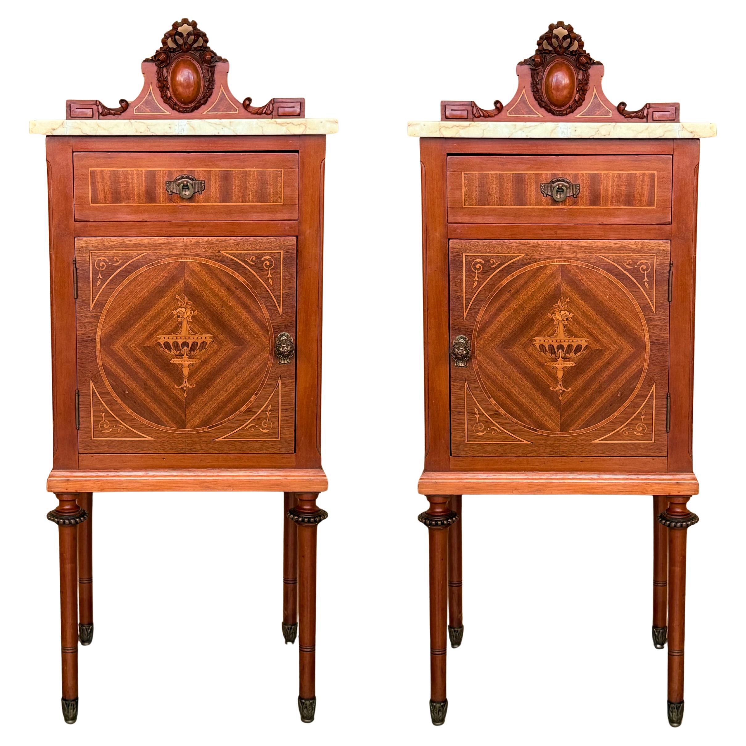 Paire de tables de nuit Art Nouveau des années 1900 en acajou avec plateau en crête de marbre