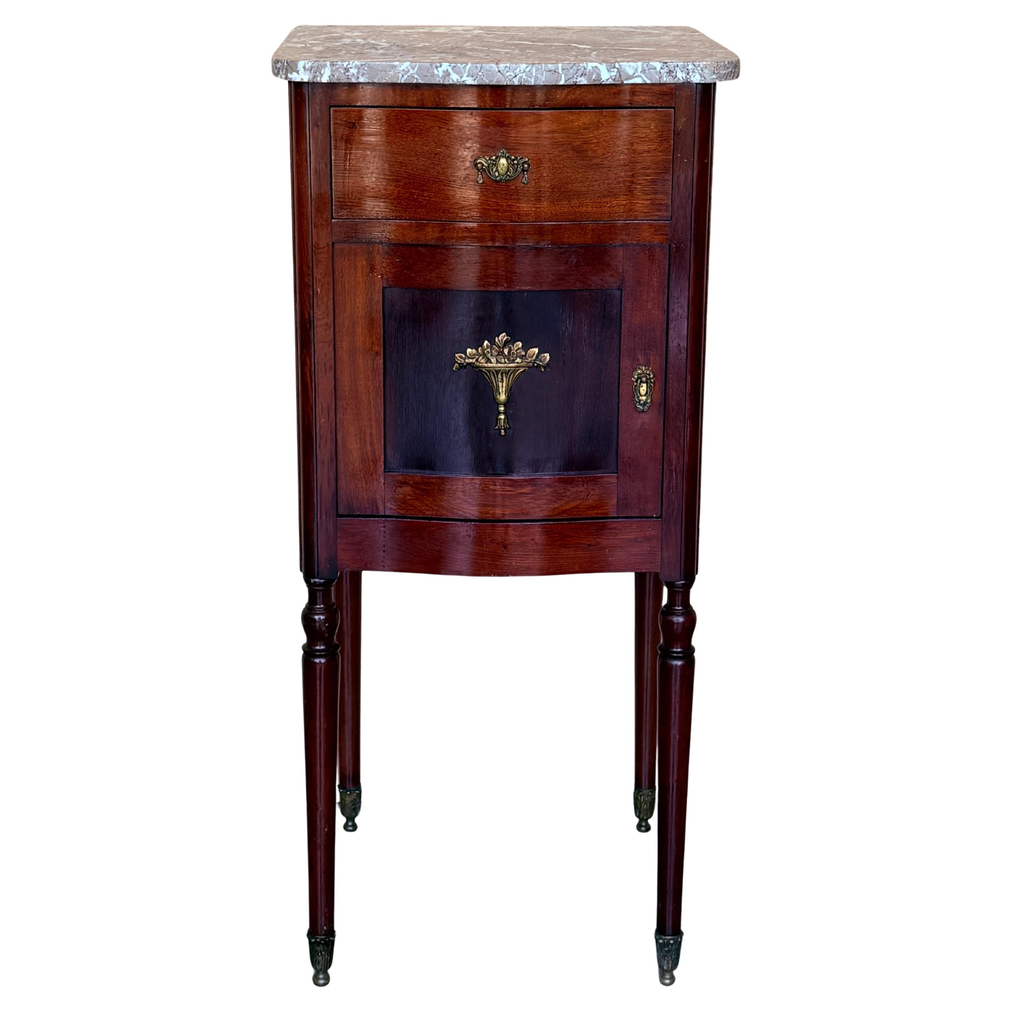 Coppia di comodini Art Nouveau della fine del XIX secolo con intarsi in noce, maniglie in bronzo, restaurati e lucidati a cera.


