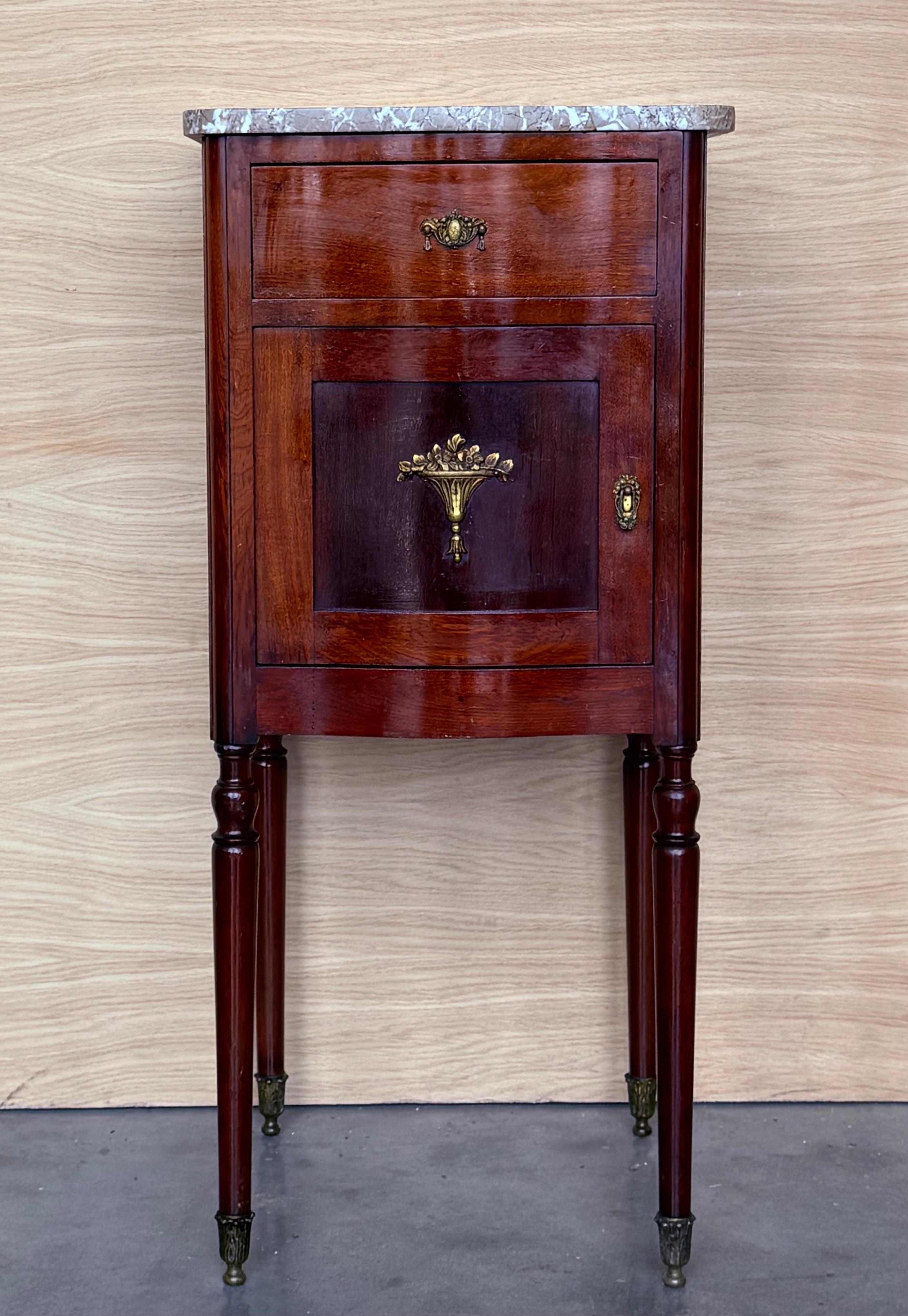 Moderno 1900, Coppia di comodini in mogano Art Nouveau con top in marmo in vendita