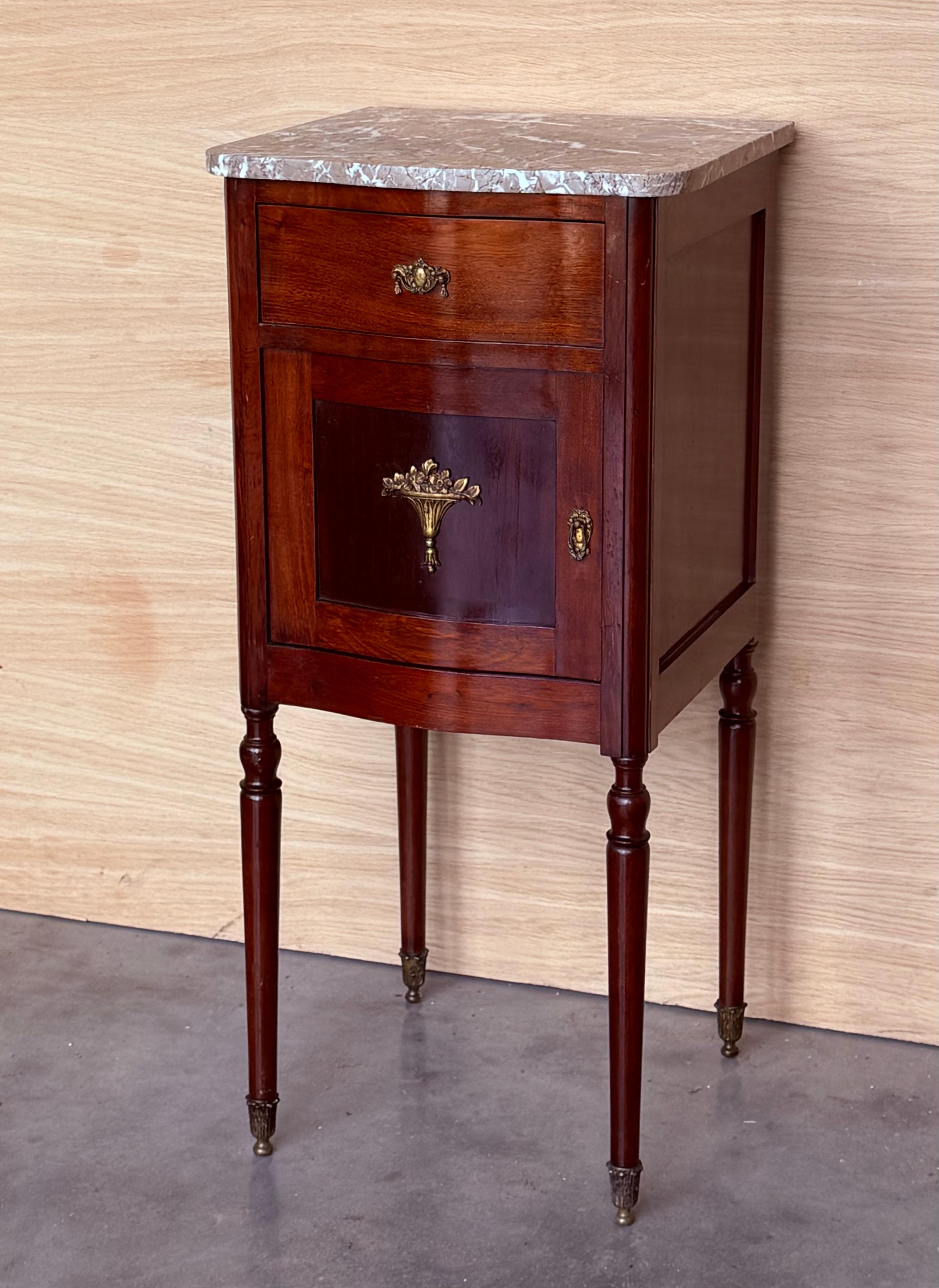 Francese 1900, Coppia di comodini in mogano Art Nouveau con top in marmo in vendita