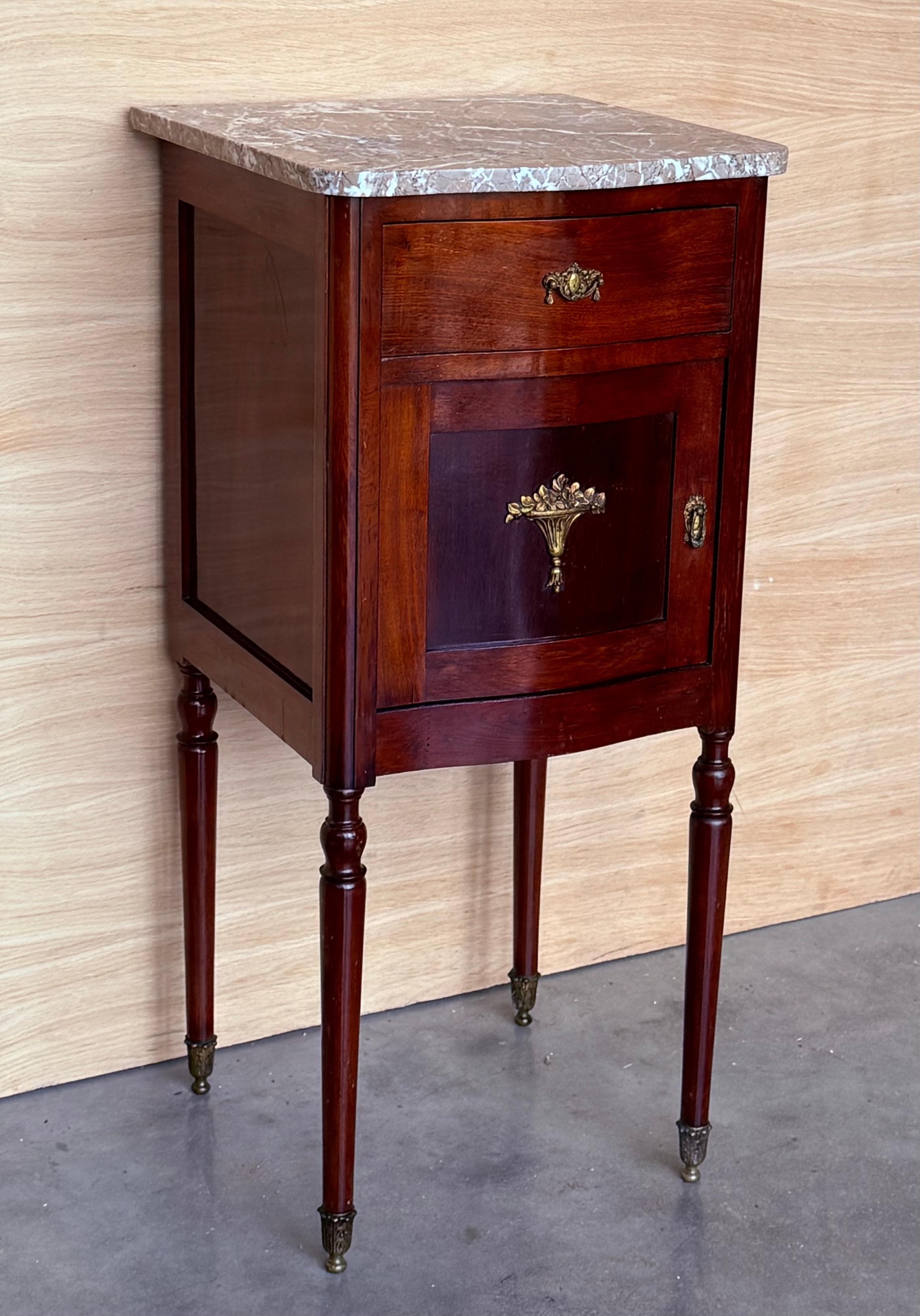 1900, Coppia di comodini in mogano Art Nouveau con top in marmo In condizioni buone in vendita a Miami, FL