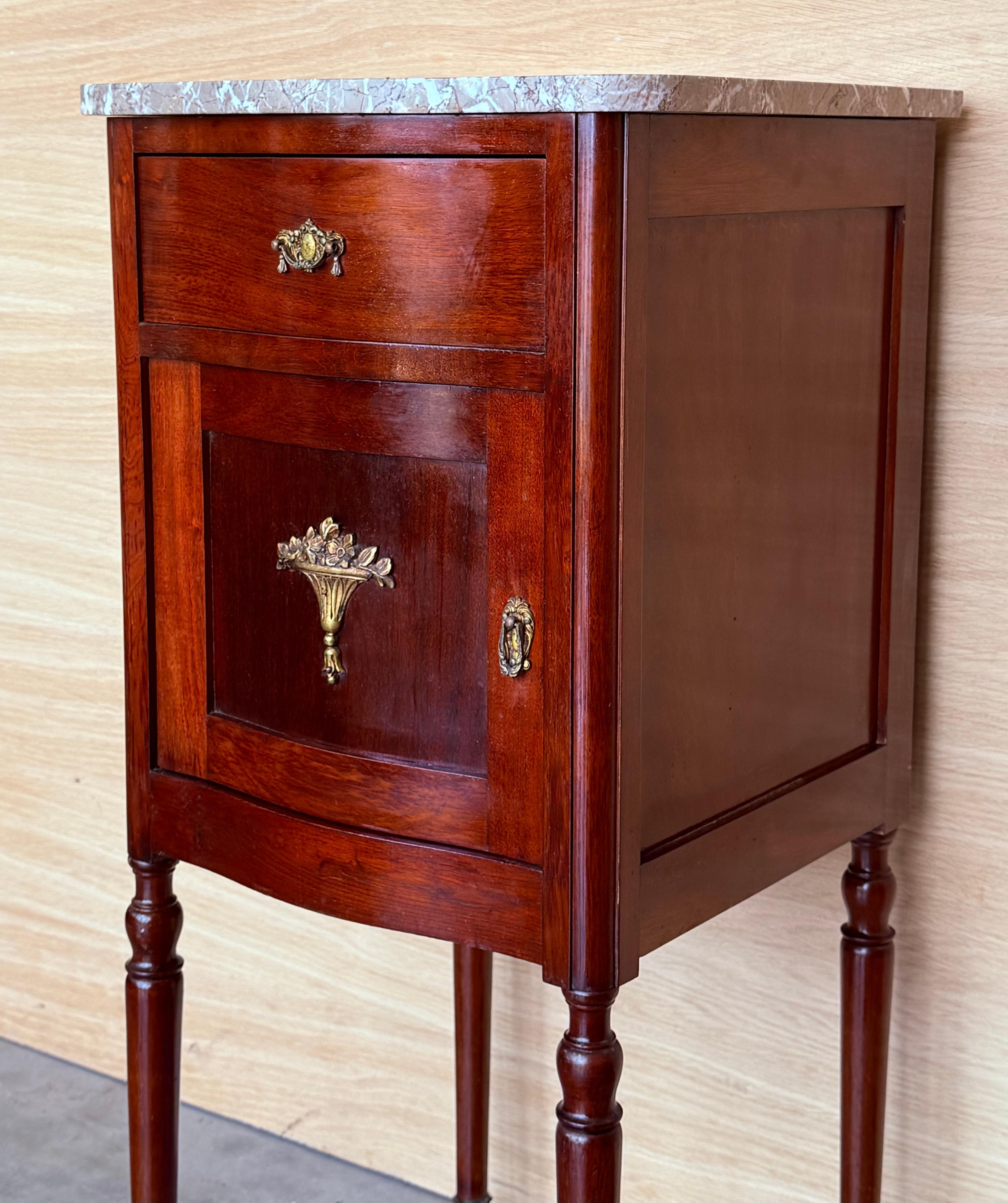 Bronzo 1900, Coppia di comodini in mogano Art Nouveau con top in marmo in vendita