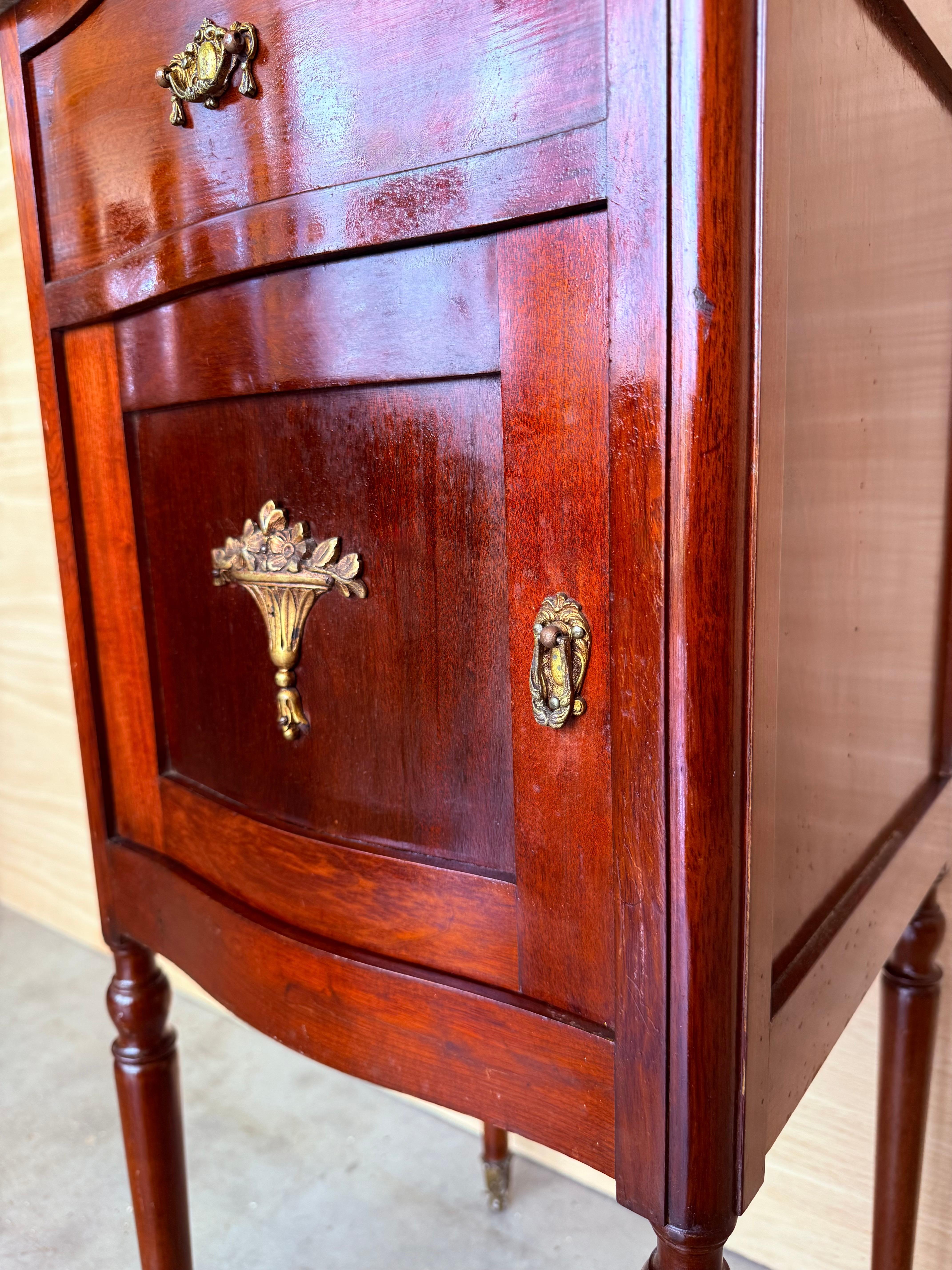 1900, Coppia di comodini in mogano Art Nouveau con top in marmo in vendita 1