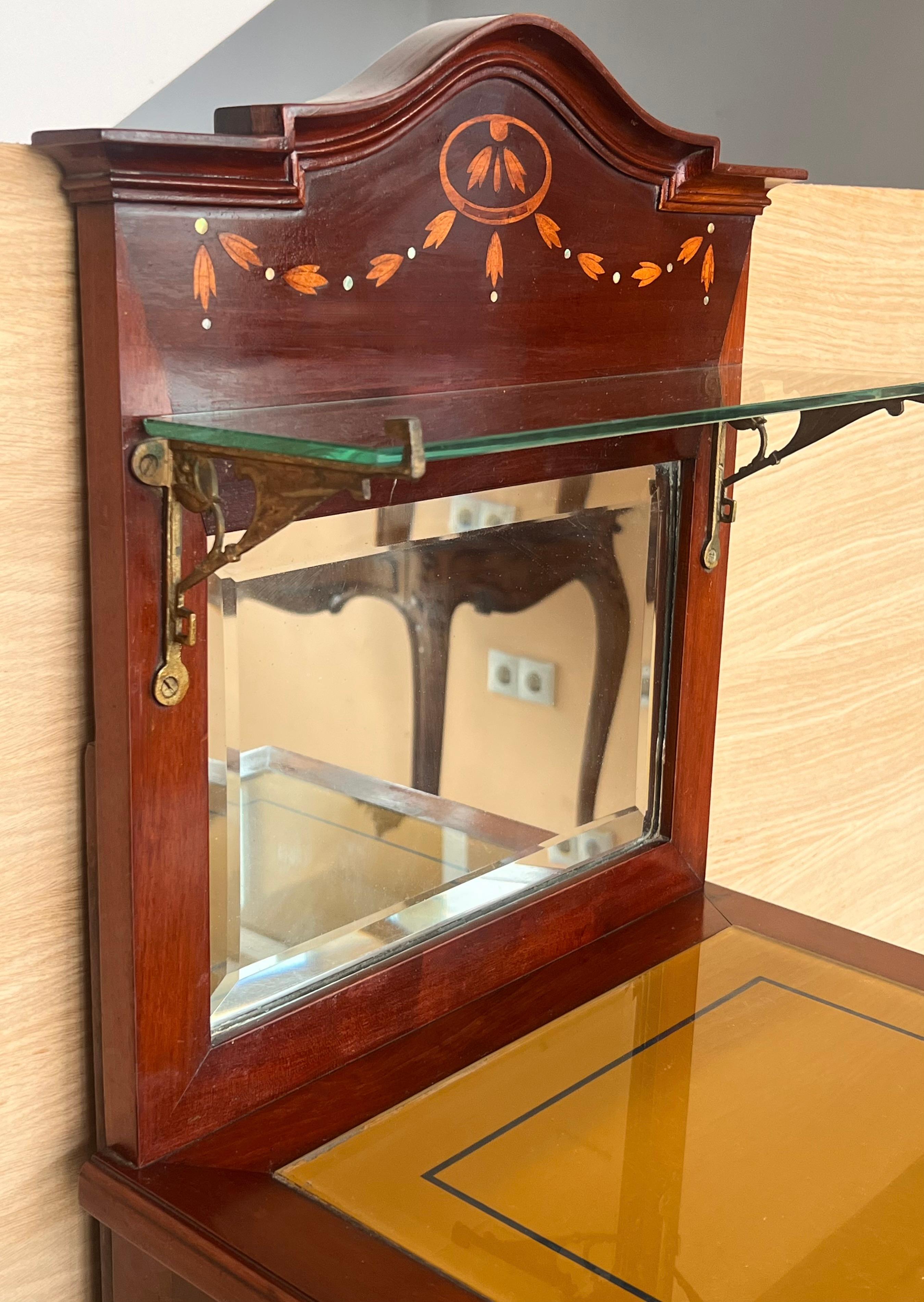 1900er, Jugendstil Paar Nachttische aus Nussbaum mit Wappen und Glasablage im Angebot 3