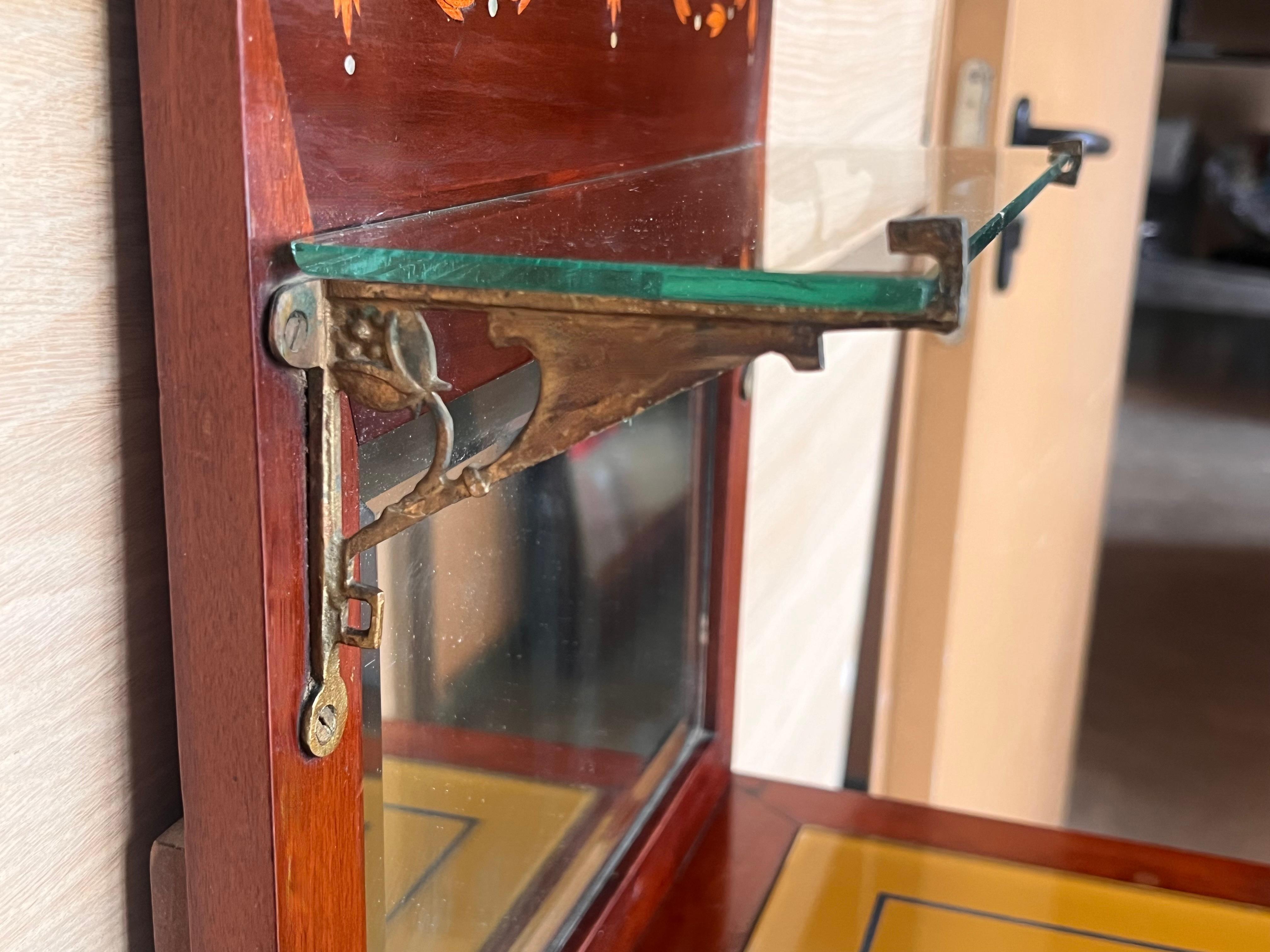1900er, Jugendstil Paar Nachttische aus Nussbaum mit Wappen und Glasablage im Angebot 4