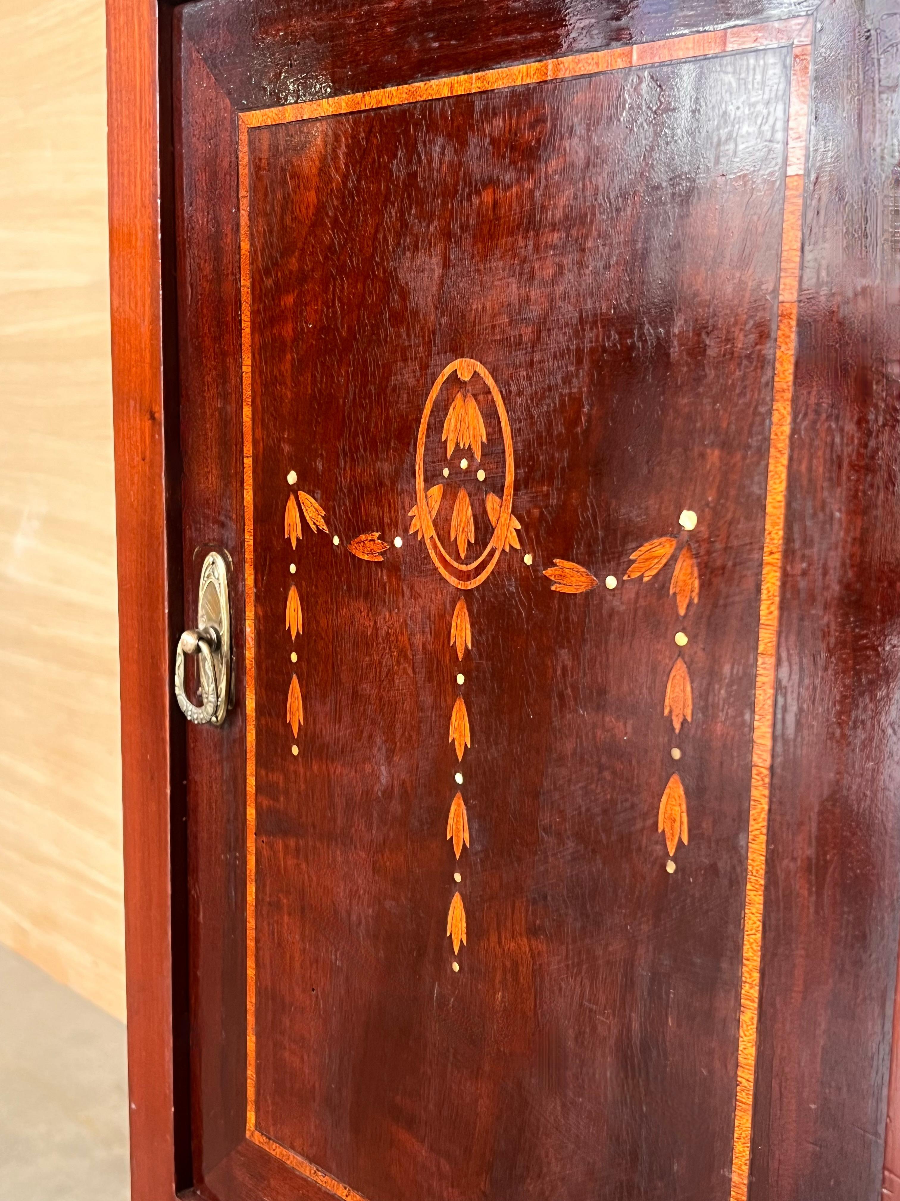 1900er, Jugendstil Paar Nachttische aus Nussbaum mit Wappen und Glasablage im Angebot 7