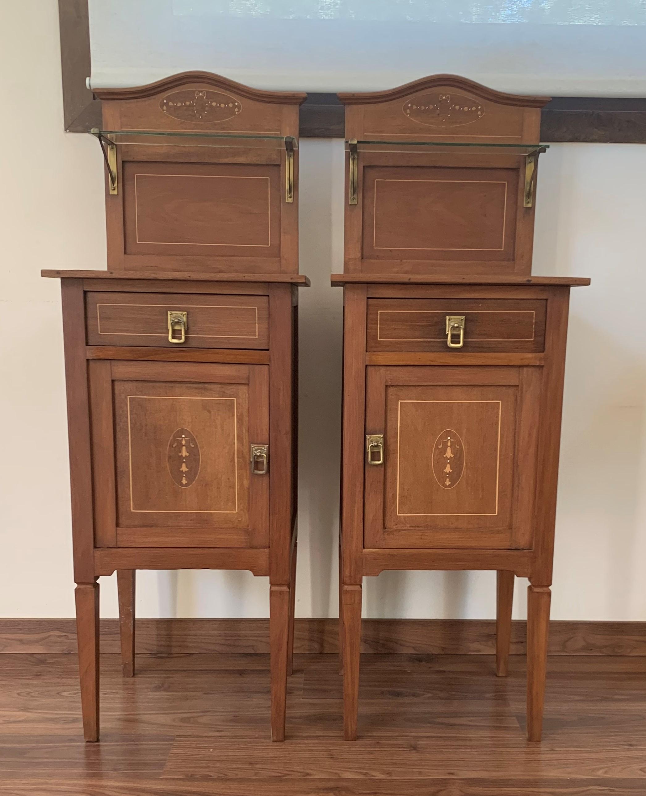 Pareja de mesillas de noche Art Nouveau de finales del siglo XIX con incrustaciones de marquetería de nogal, tiradores de bronce, restauradas y pulidas a la cera.
Medidas: Altura hasta la repisa de cristal 42,12in
Altura hasta la mesa 32,48 pulg.