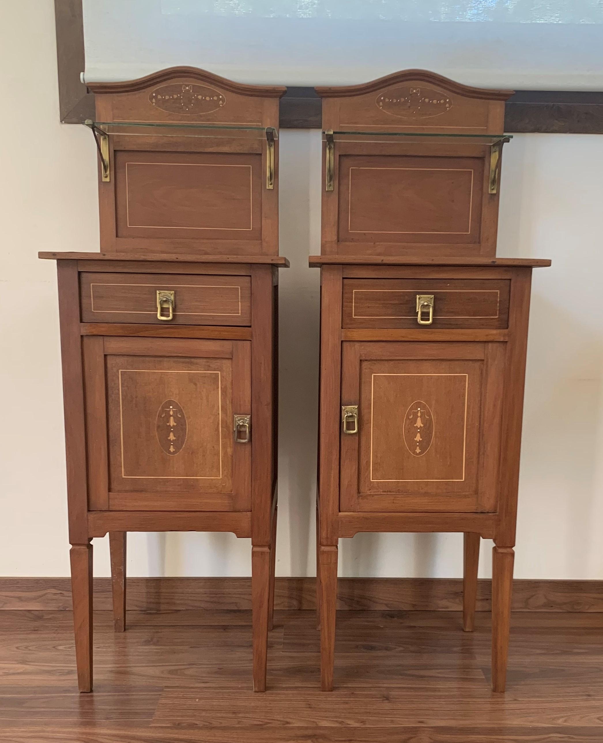 Late 19th century Art Nouveau pair of nightstands with marquetry inlays in walnut, bronze handles, restored and polished to wax.
Measures: Height to the glass shelve 42.12in
Height to the table 32.48in.