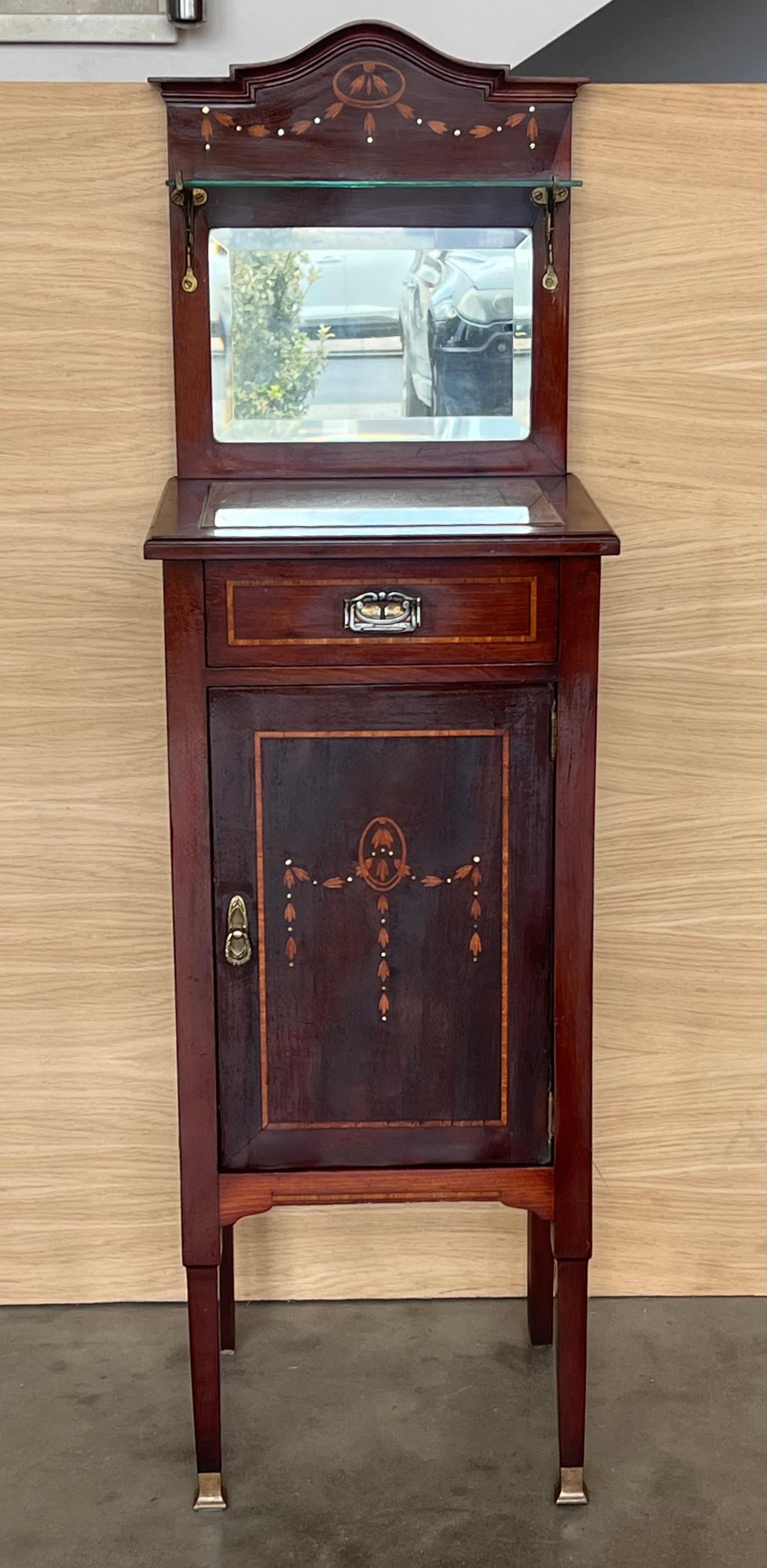 Paar Nachttische im Jugendstil des späten 19. Jahrhunderts mit Intarsien in Nussbaum, Griffe aus Bronze, restauriert und auf Wachs poliert.

Gesamthöhe . 46.45in
