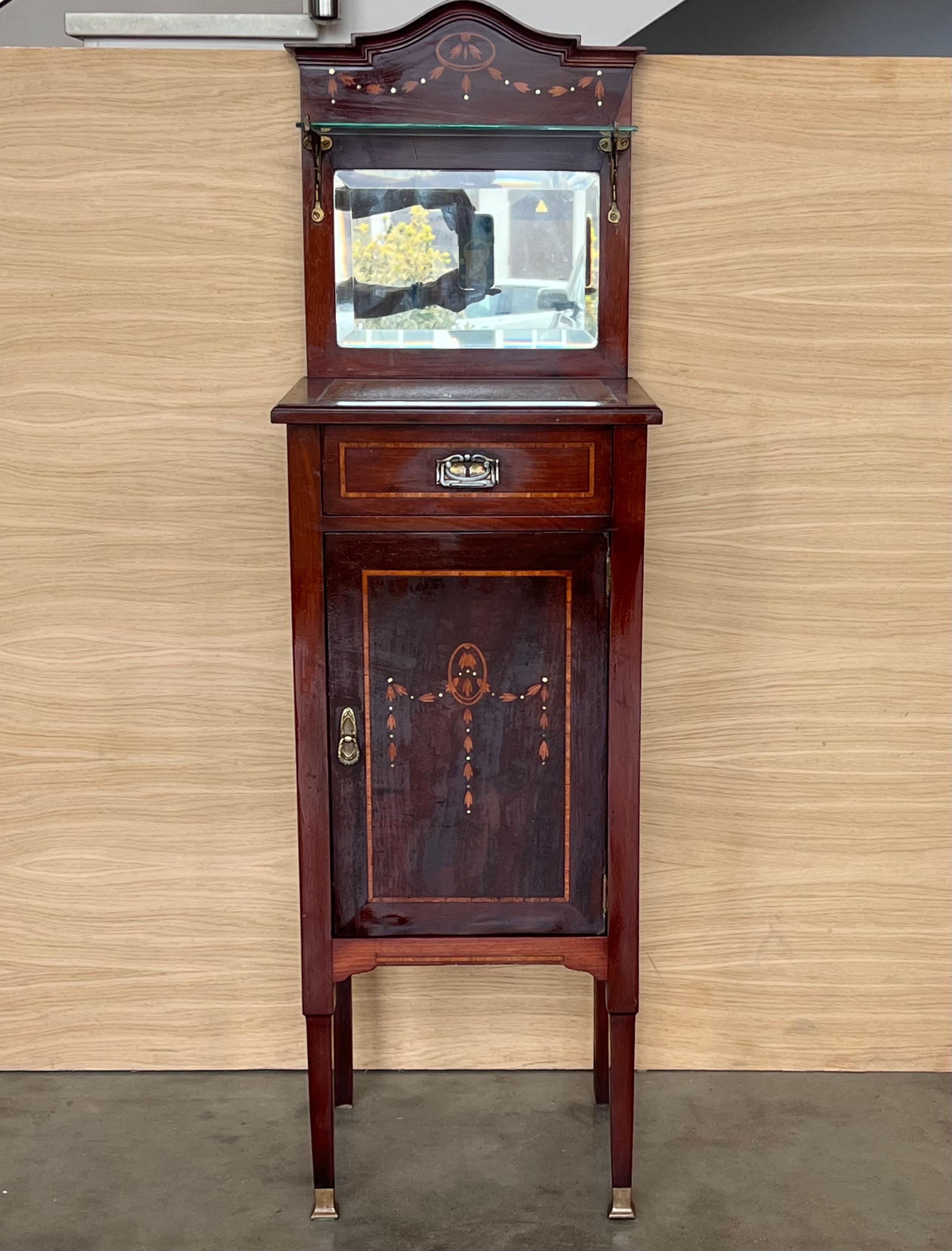 1900er, Jugendstil Paar Nachttische aus Nussbaum mit Wappen und Glasablage (Moderne) im Angebot