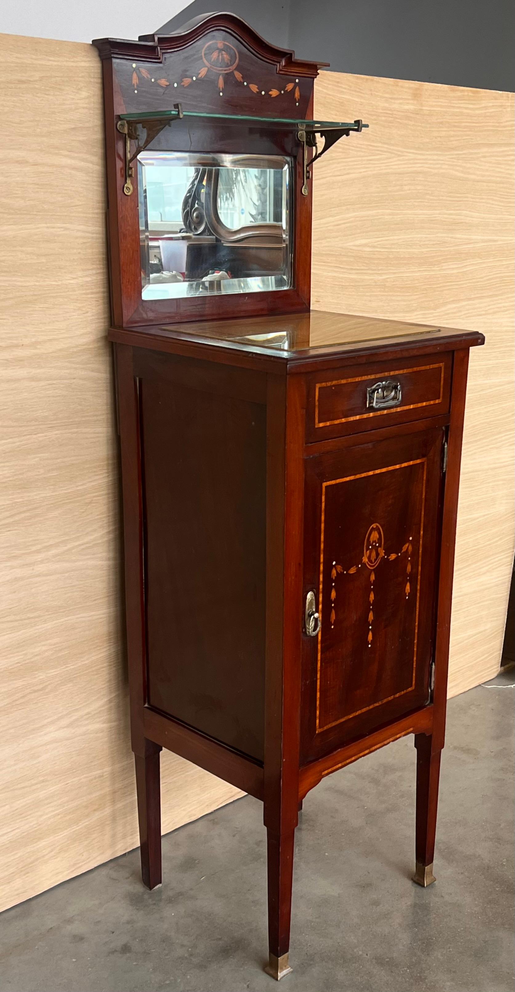 1900er, Jugendstil Paar Nachttische aus Nussbaum mit Wappen und Glasablage im Zustand „Gut“ im Angebot in Miami, FL