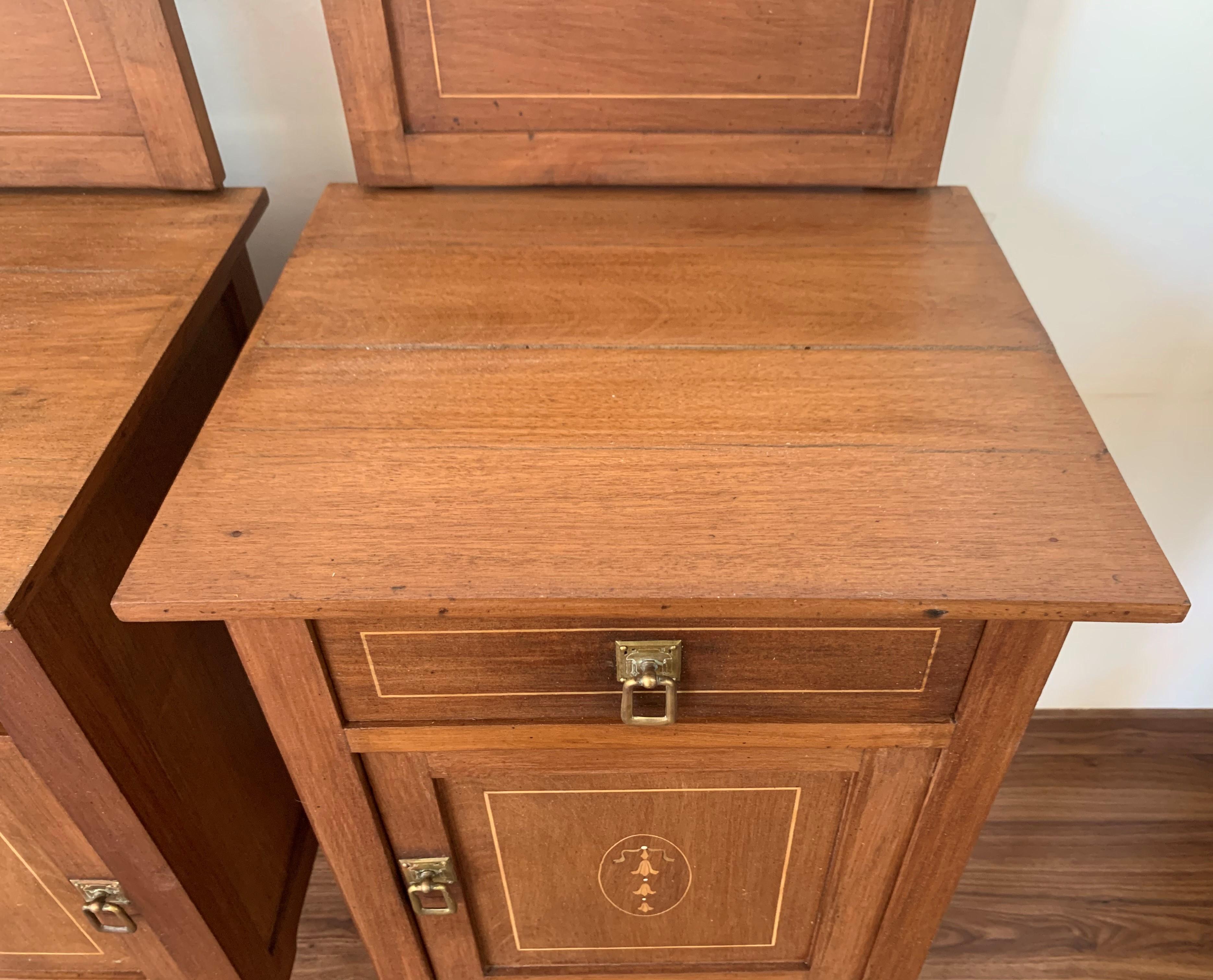 1900s, Art Nouveau Pair of Walnut Nightstands with Crest and Glass Shelve In Good Condition For Sale In Miami, FL