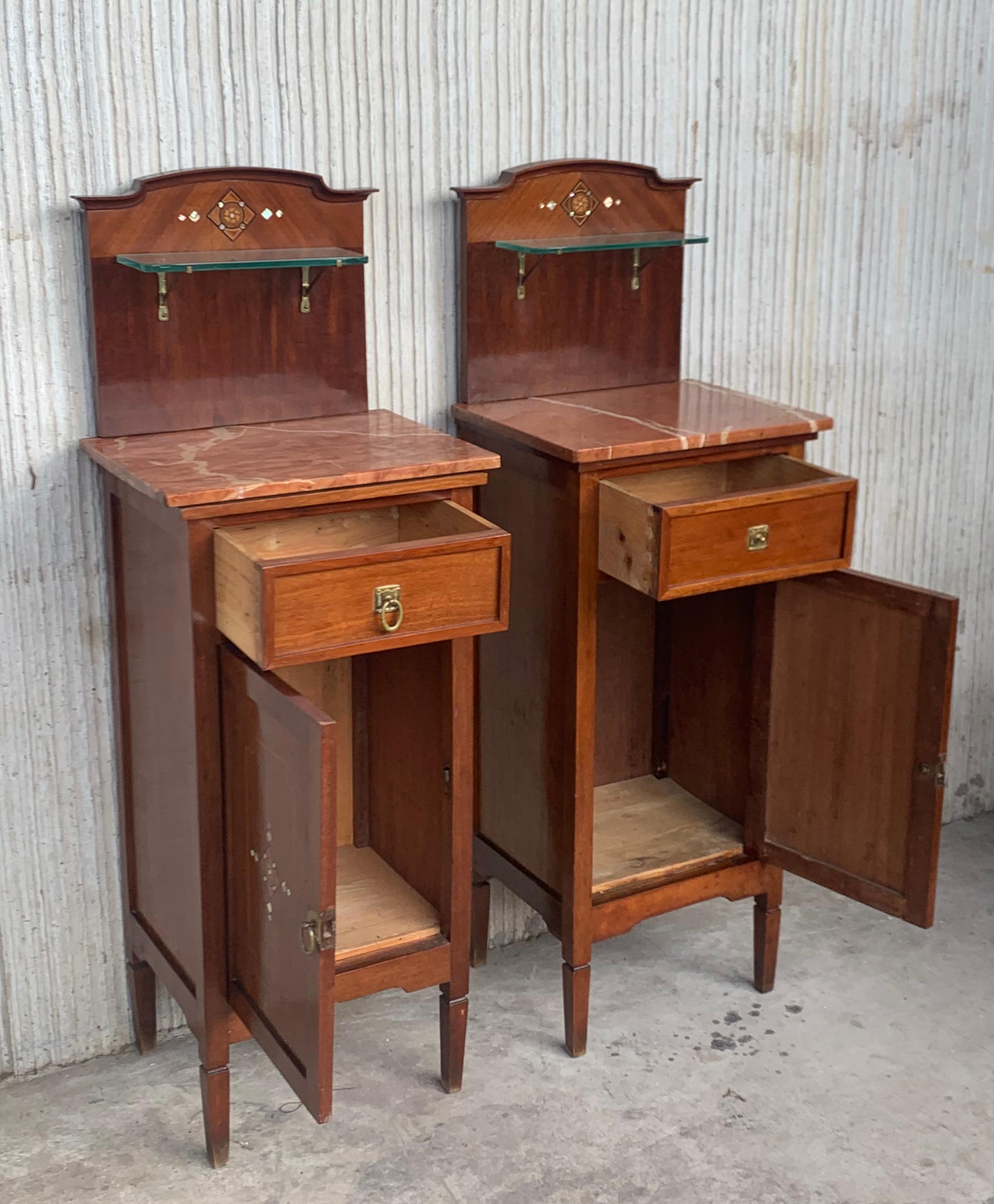 1900s, Art Nouveau Pair of Walnut Nightstands with Crest and Glass Shelve In Good Condition In Miami, FL