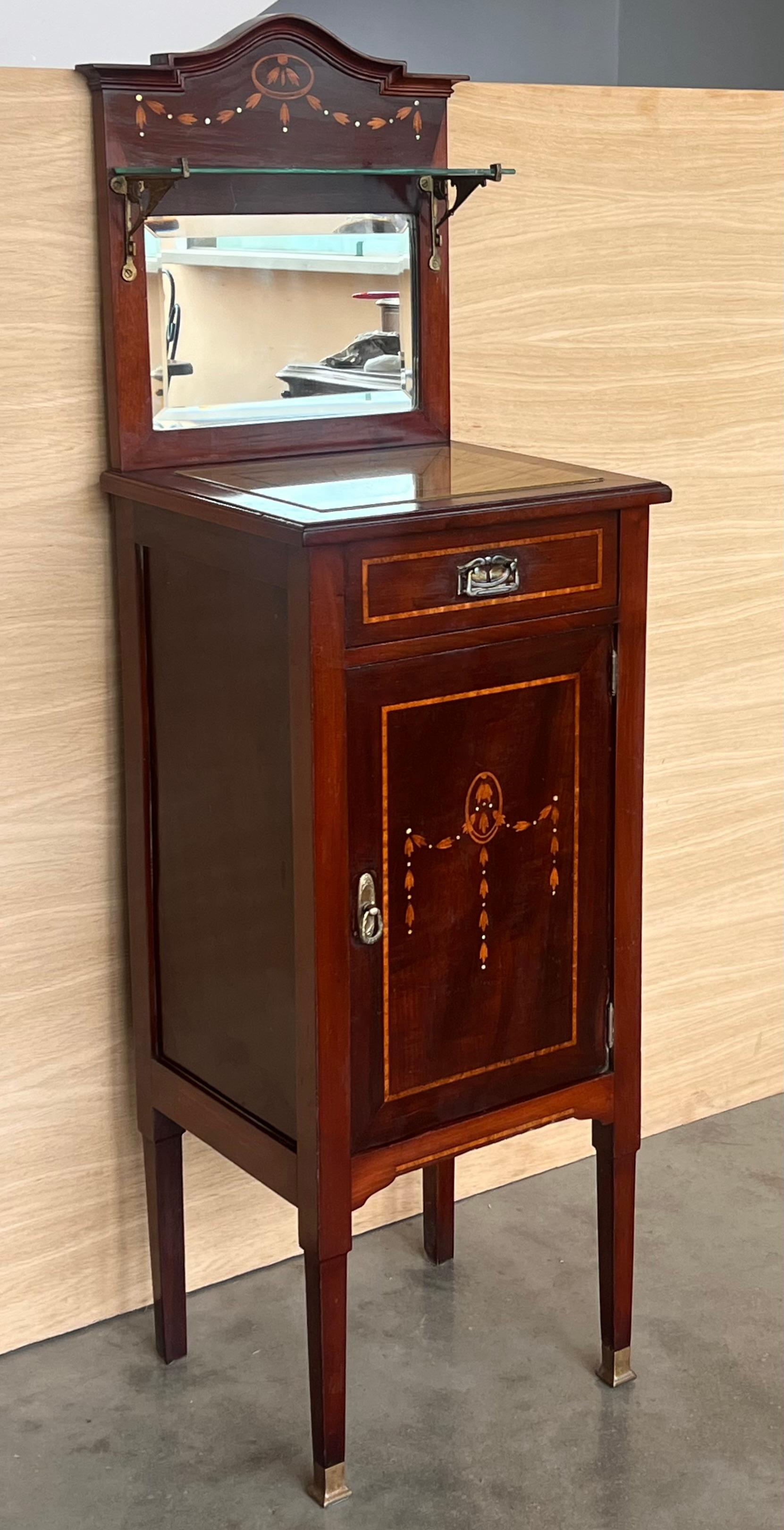 1900er, Jugendstil Paar Nachttische aus Nussbaum mit Wappen und Glasablage (20. Jahrhundert) im Angebot