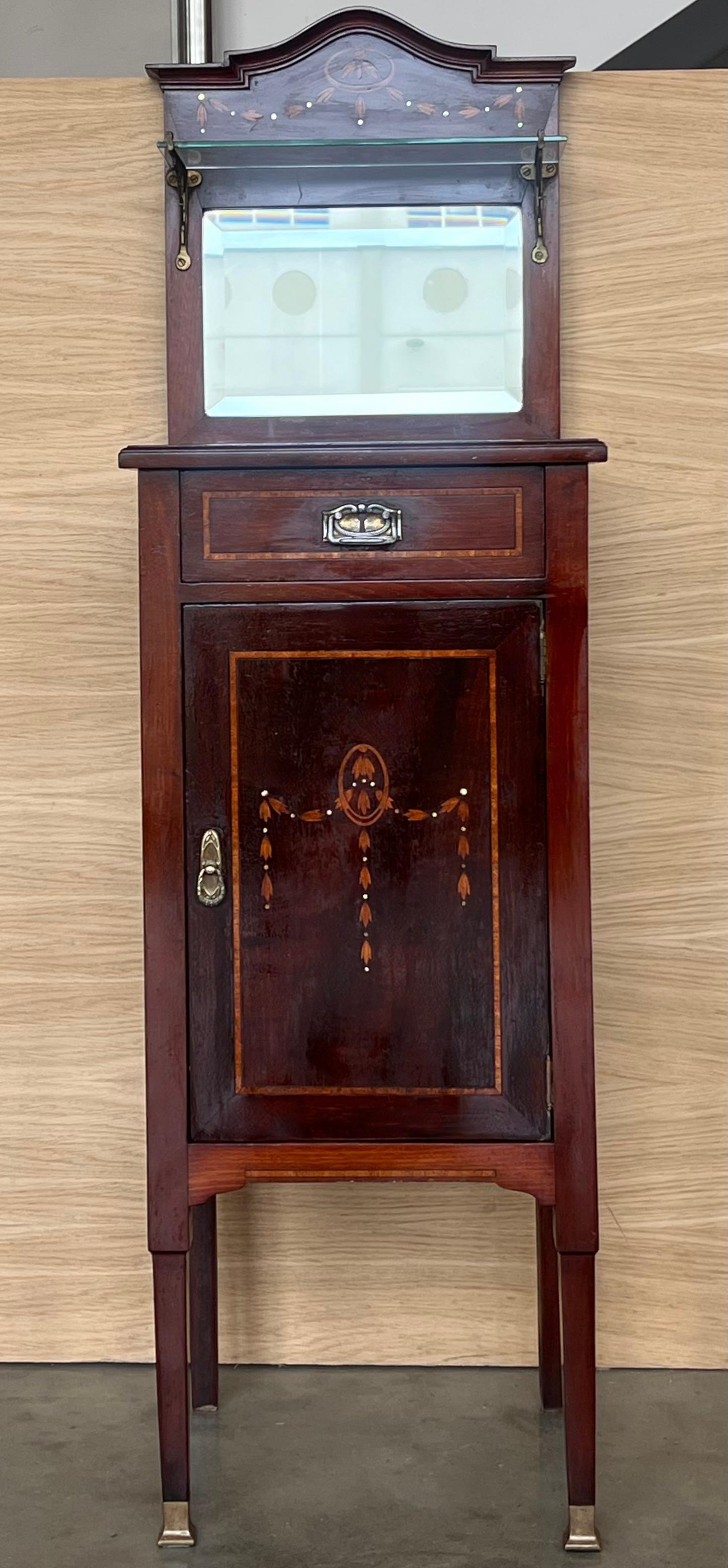 1900er, Jugendstil Paar Nachttische aus Nussbaum mit Wappen und Glasablage (Bronze) im Angebot