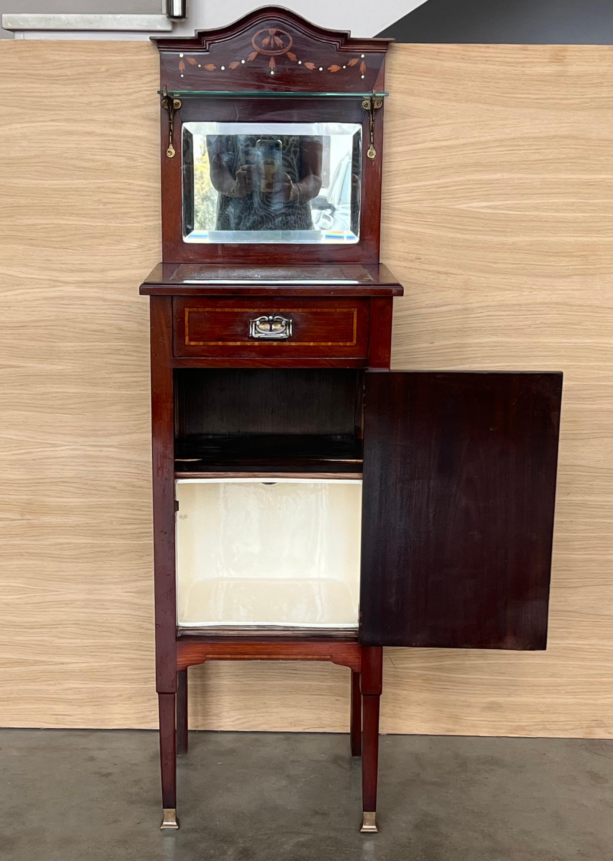 1900er, Jugendstil Paar Nachttische aus Nussbaum mit Wappen und Glasablage im Angebot 1