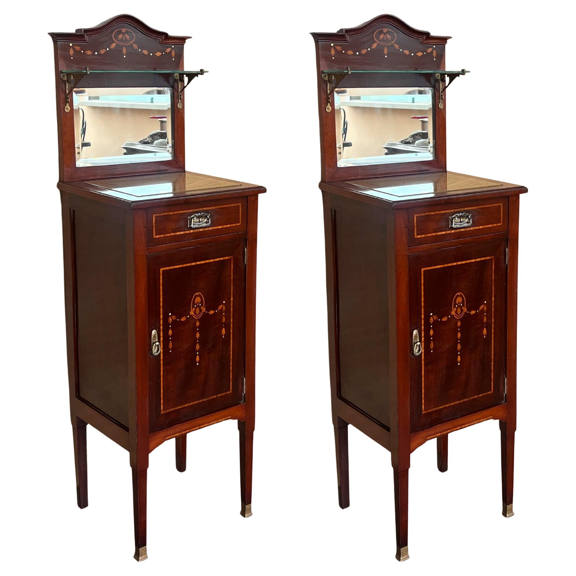 1900er, Jugendstil Paar Nachttische aus Nussbaum mit Wappen und Glasablage im Angebot