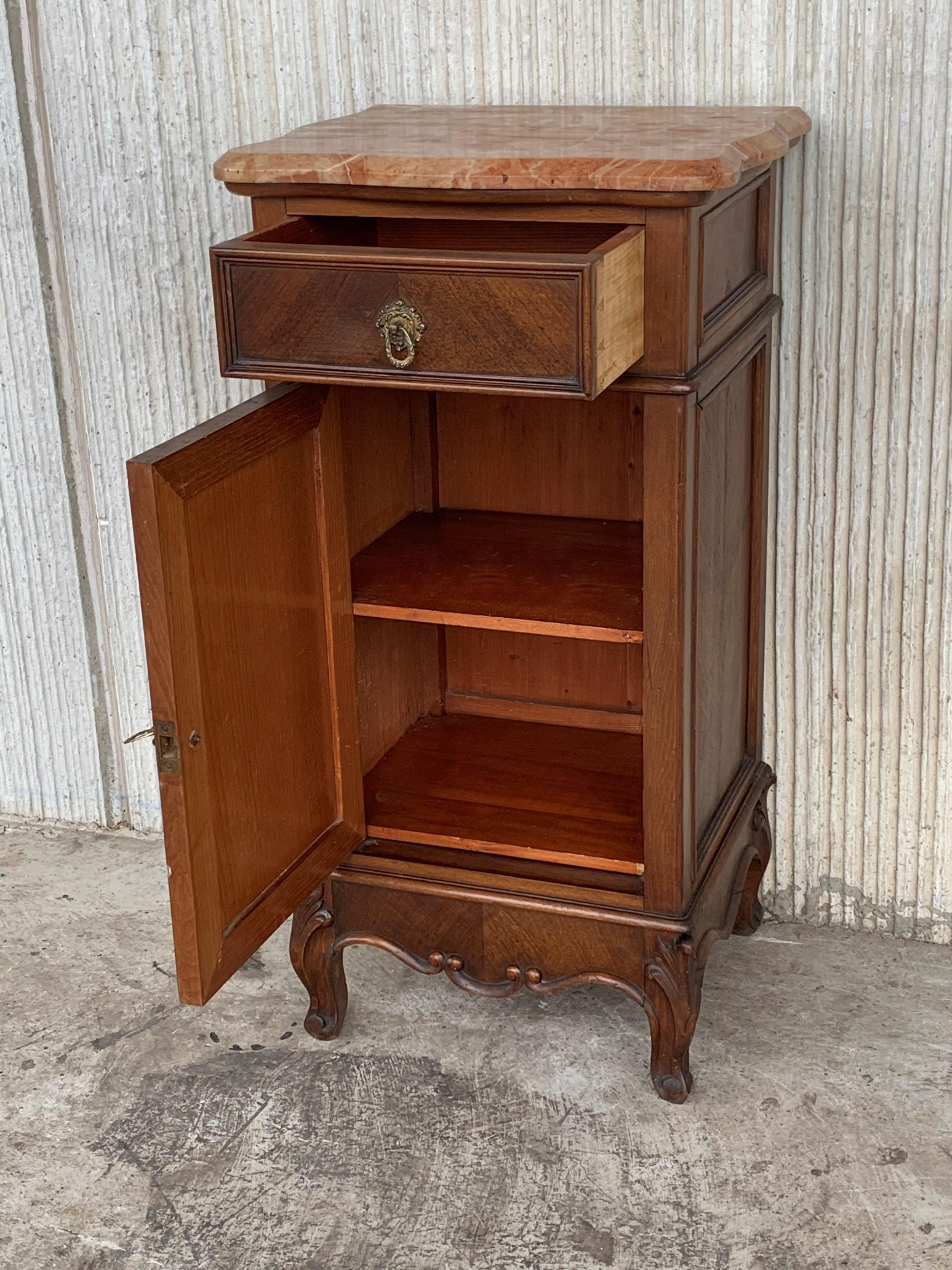 1900s, Art Nouveau Pair of Walnut Nightstands with Crest and Marble Top In Good Condition In Miami, FL