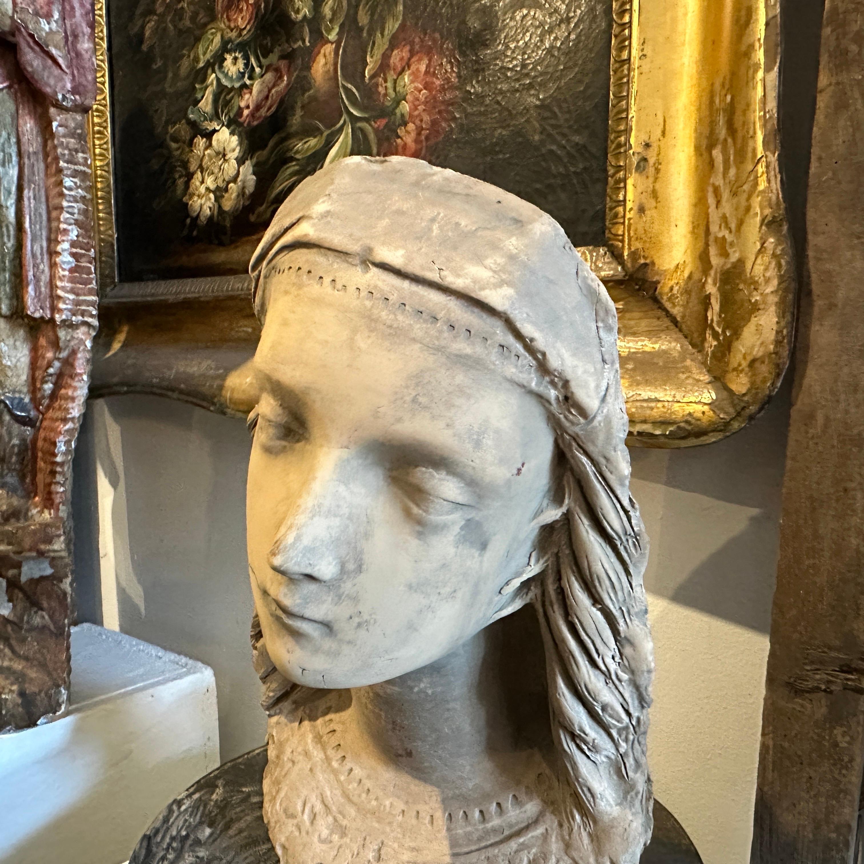 Jugendstil, Sizilianischer Terrakotta-Kopf einer jungen Frau, 1900er Jahre (20. Jahrhundert) im Angebot