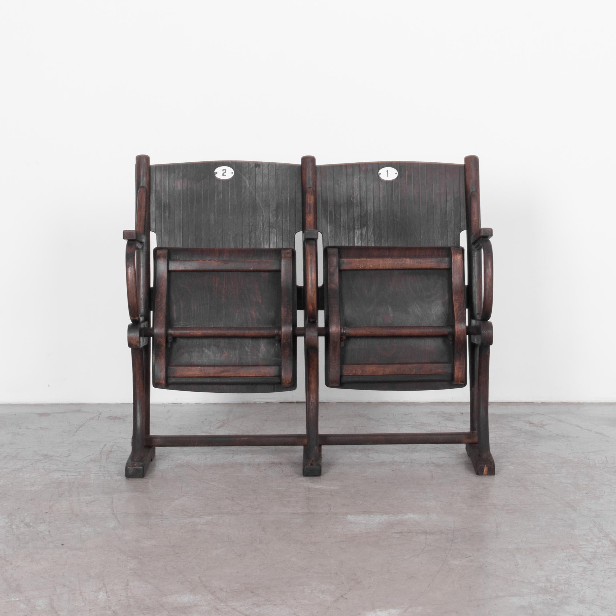 Voici une trouvaille rare pour les amateurs de charme vintage : les sièges de cinéma autrichiens en bois rares des années 1900. Avec une riche patine brun foncé qui évoque des décennies d'histoire, ces sièges dégagent une élégance intemporelle qui