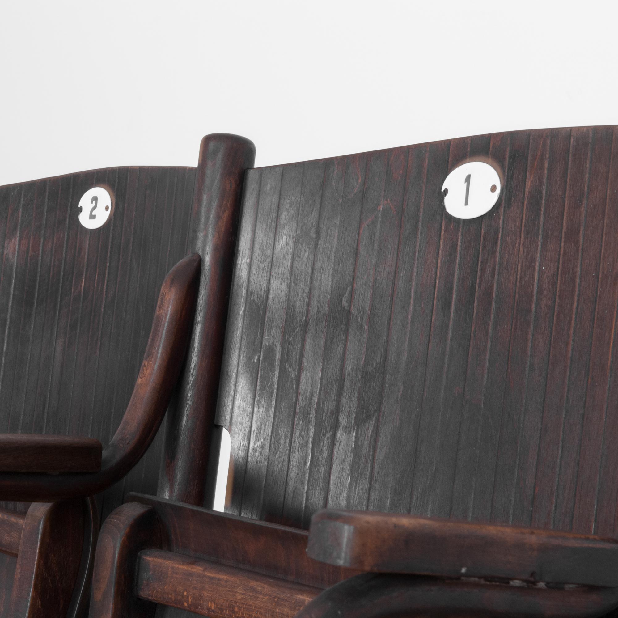 Sièges de cinéma autrichiens rares en bois des années 1900 Bon état - En vente à High Point, NC