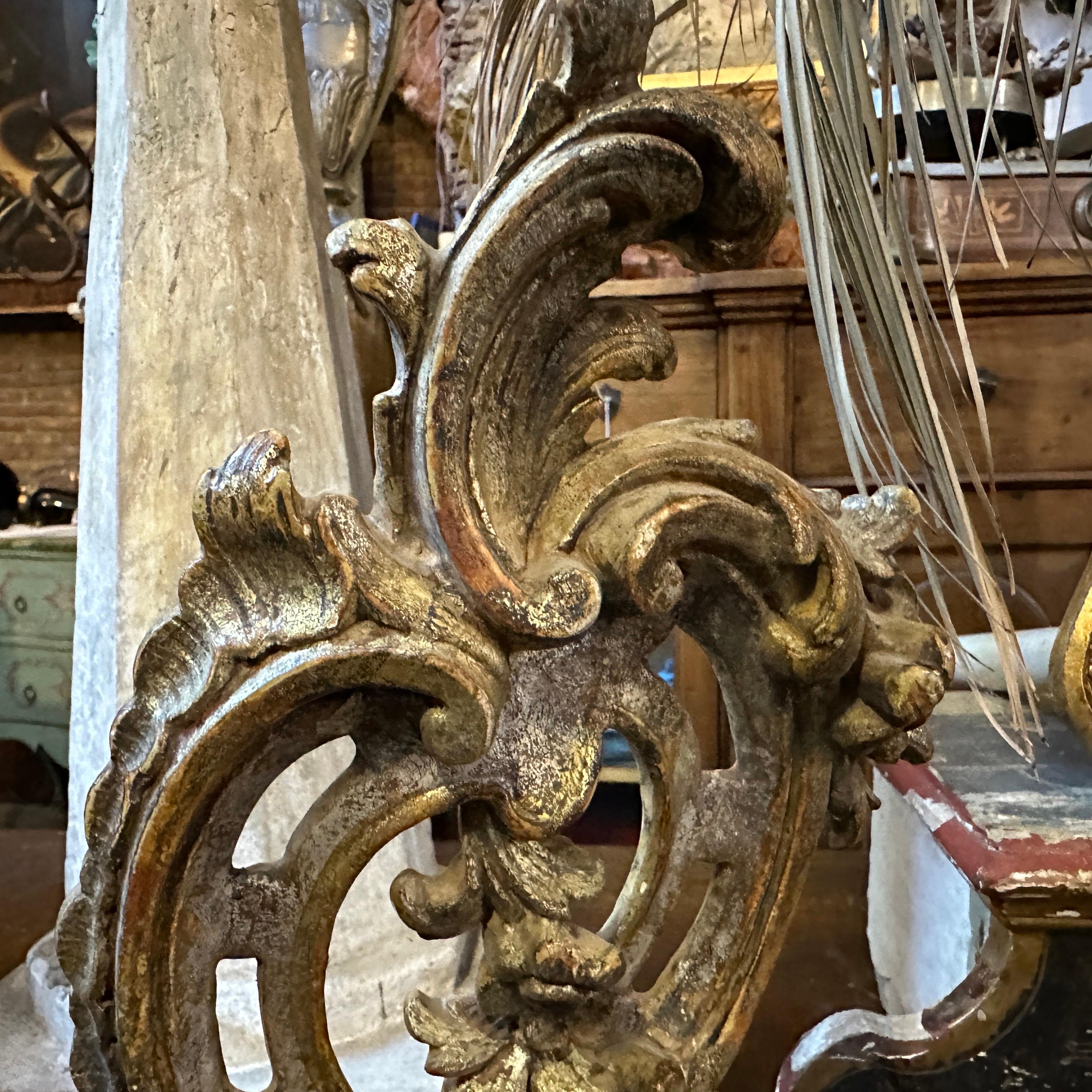1900er Jahre Barock Hand geschnitzt lackiertem Holz und Eisen Italienisch Wandleuchter (Handgefertigt) im Angebot