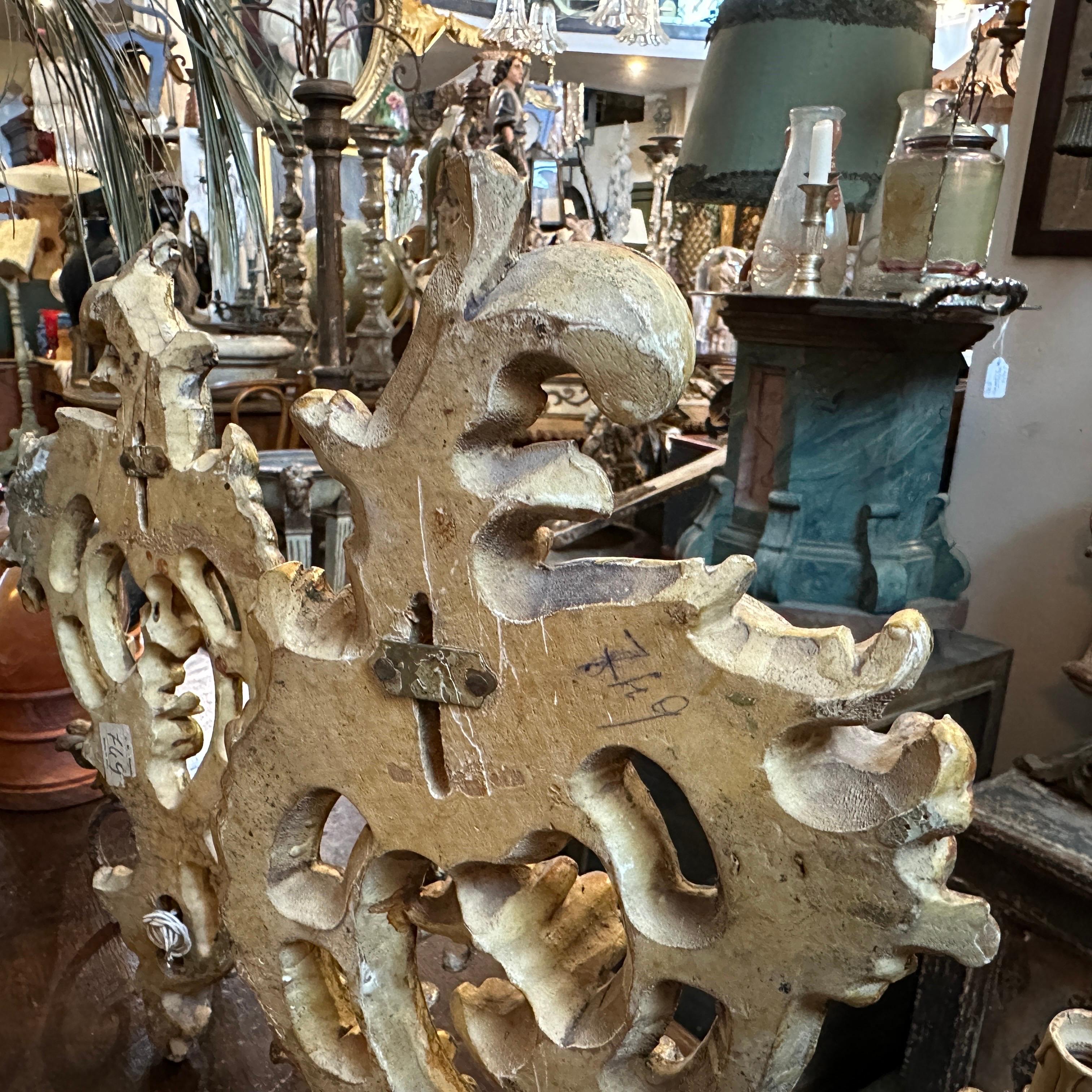 1900er Jahre Barock Hand geschnitzt lackiertem Holz und Eisen Italienisch Wandleuchter im Zustand „Gut“ im Angebot in Catania, Sicilia
