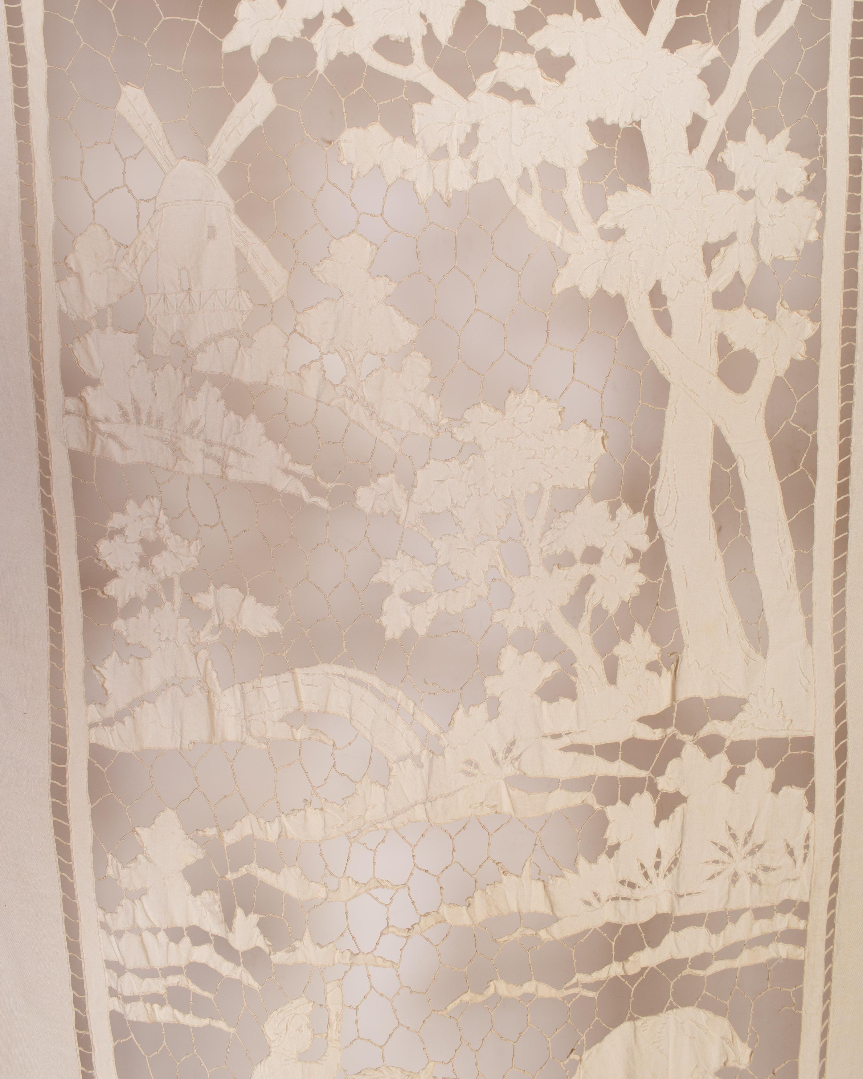 1900S Beige Linen Hand Made Lace Panel From Brussells In Excellent Condition For Sale In New York, NY