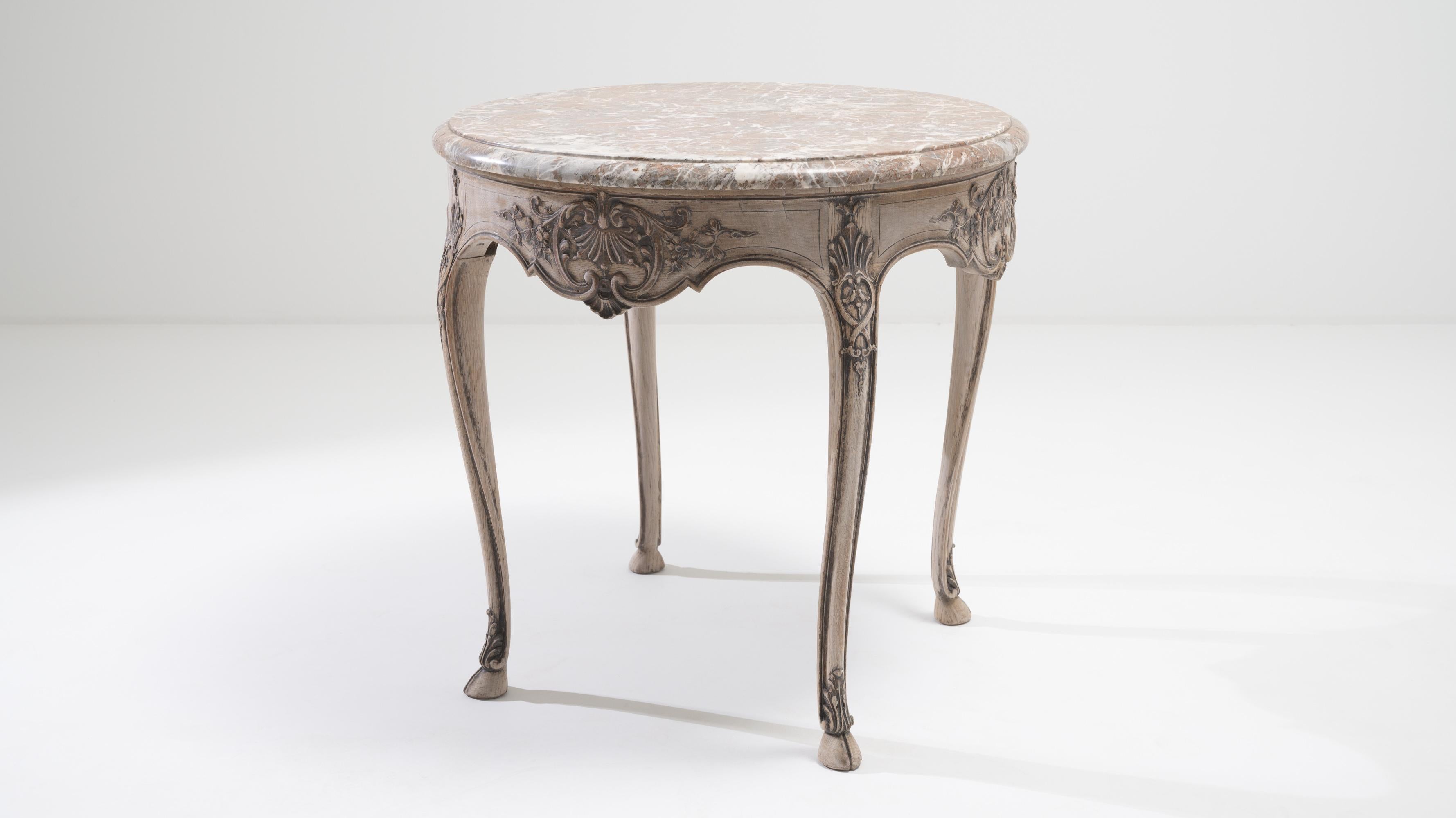 Lassen Sie sich vom Charme des frühen 20. Jahrhunderts verzaubern mit einem Beistelltisch aus gebleichter belgischer Eiche aus der Zeit um 1900, der einen exquisiten Louis XV-Stil aufweist. Dieser charmante Tisch hat eine runde Marmorplatte, die ihm