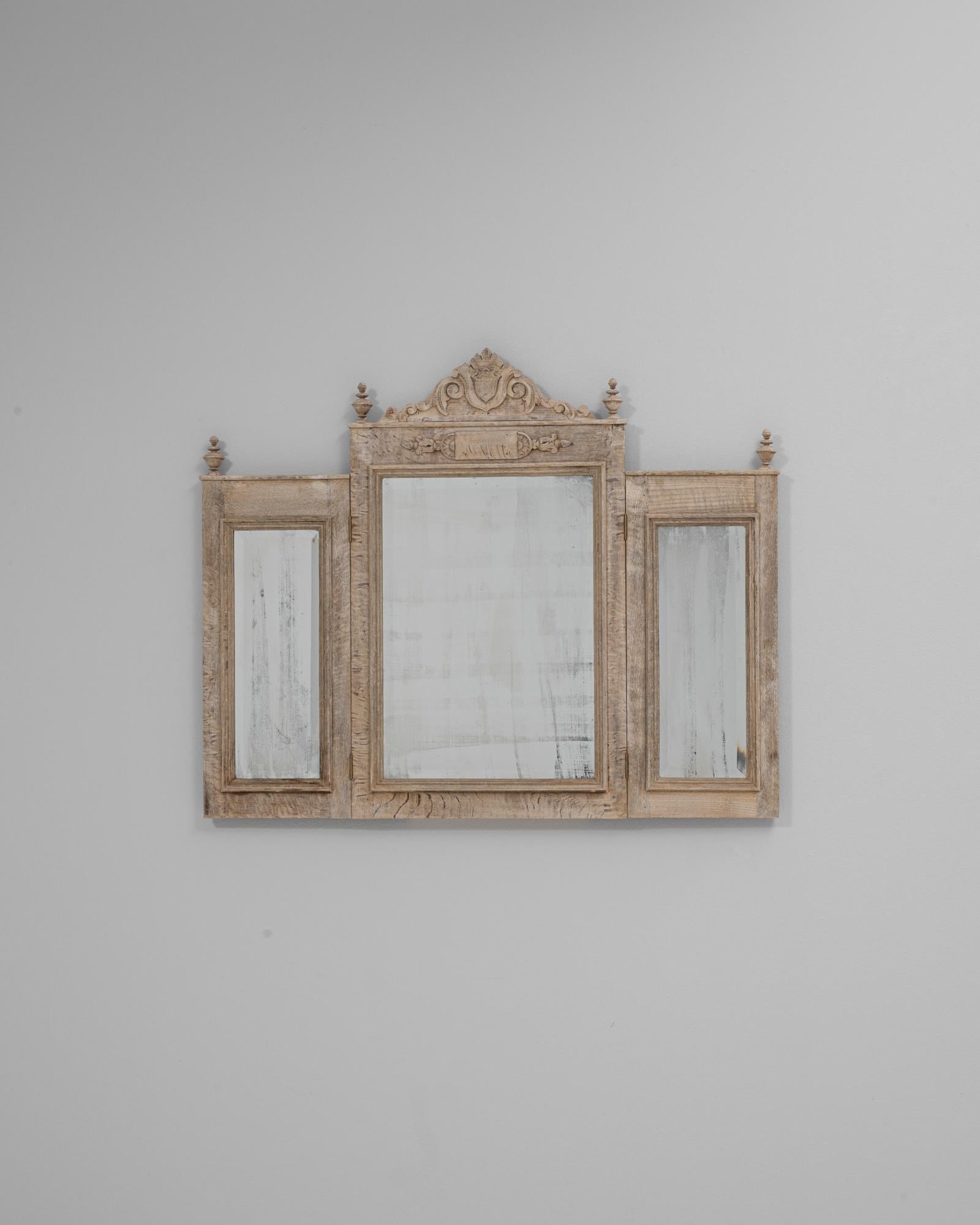 Belga Specchio da parete Foldes in Oak intagliato in Belgio del 1900 in vendita