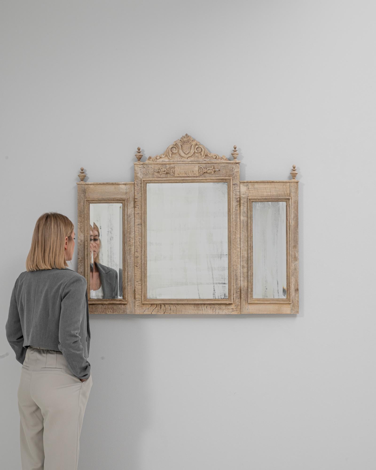 Specchio da parete Foldes in Oak intagliato in Belgio del 1900 In condizioni buone in vendita a High Point, NC