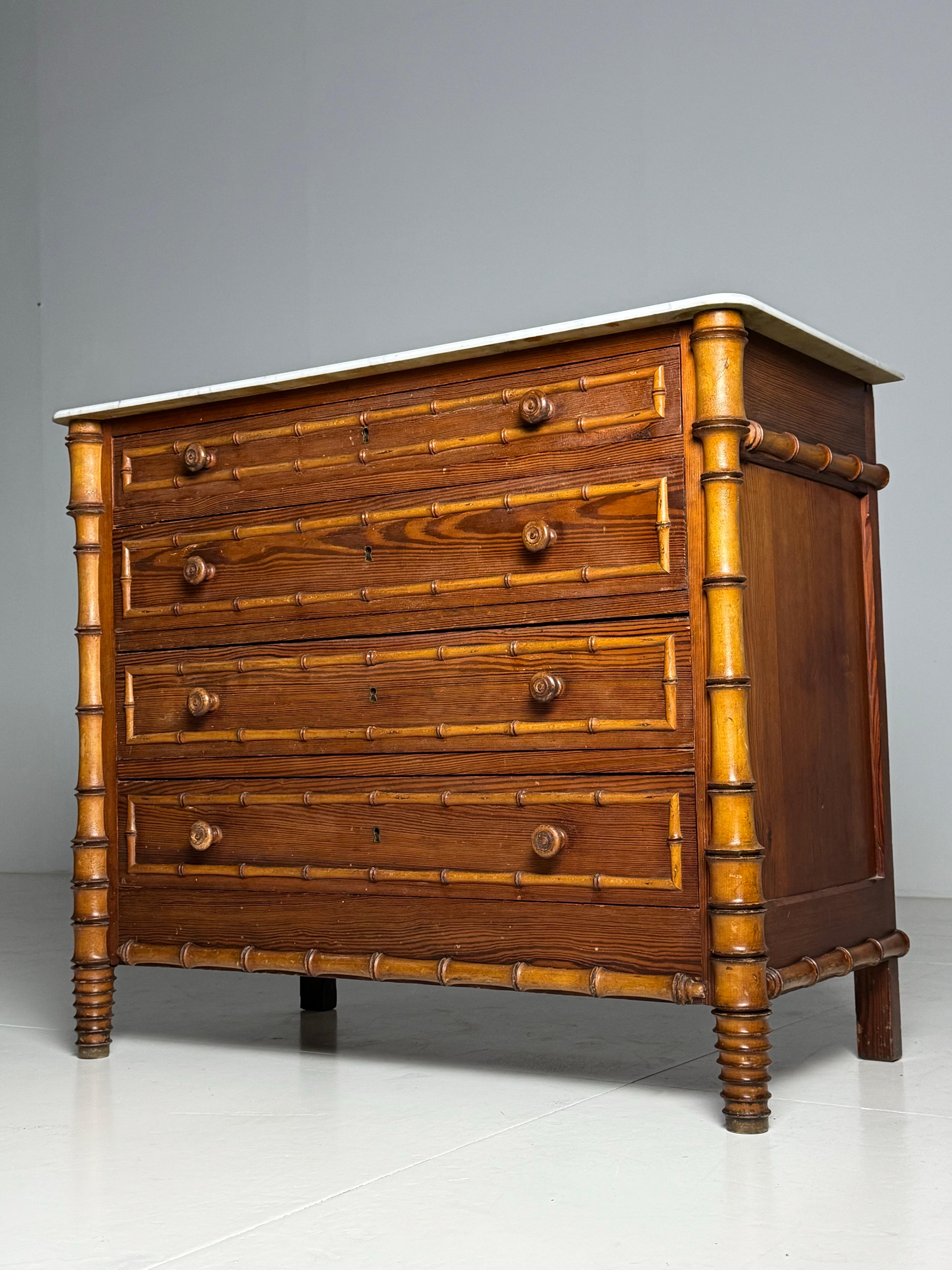 Schöne Faux Bamboo Kommode / Kommode.
Aus der Zeit von 1900-1910. Hergestellt aus Kiefer. Mit Platte aus Carrara-Marmor

Abmessungen: 101B x 51T x 85H