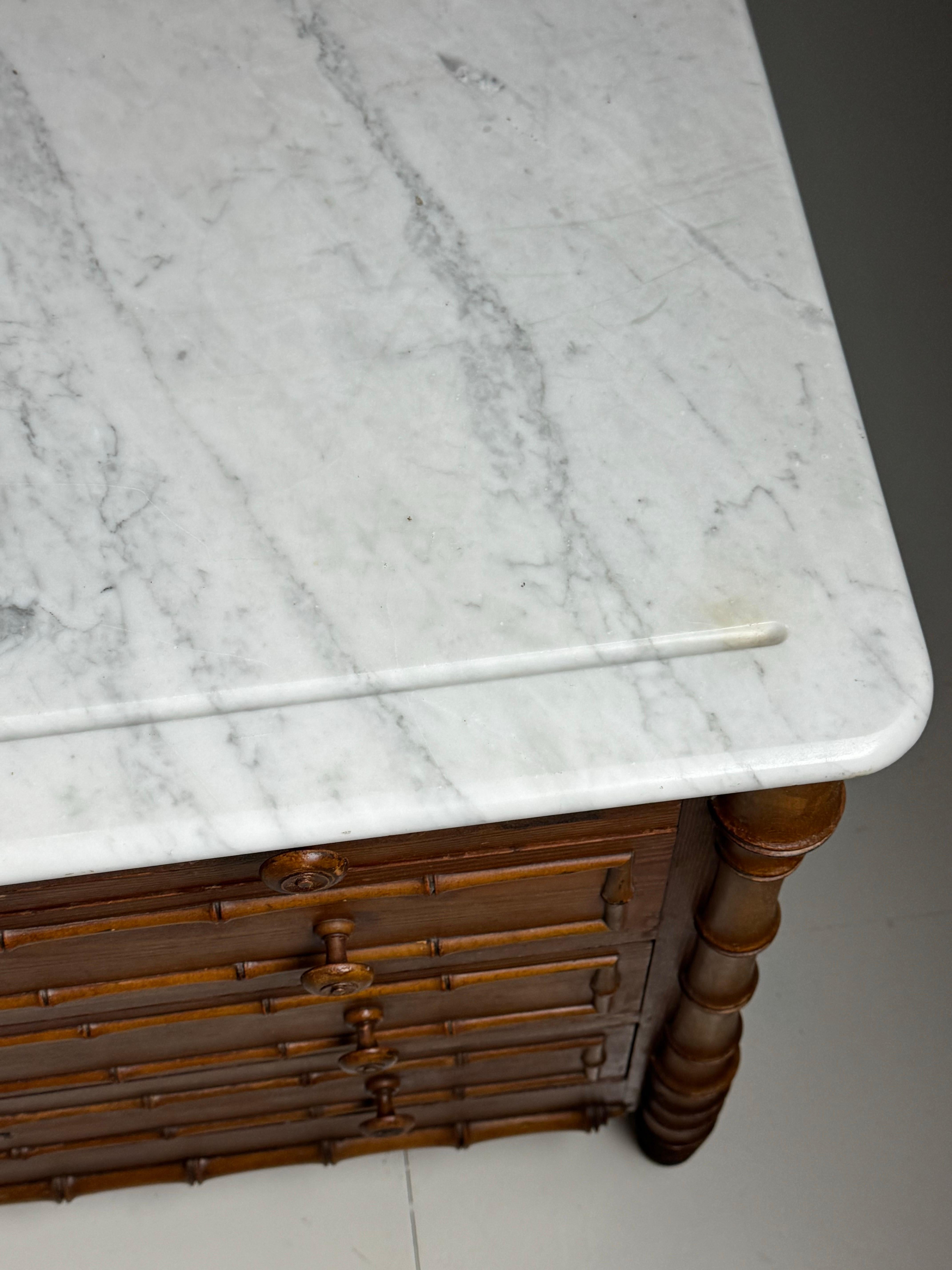 1900er Belgische Kommode aus Kunstbambus (Carrara-Marmor) im Angebot