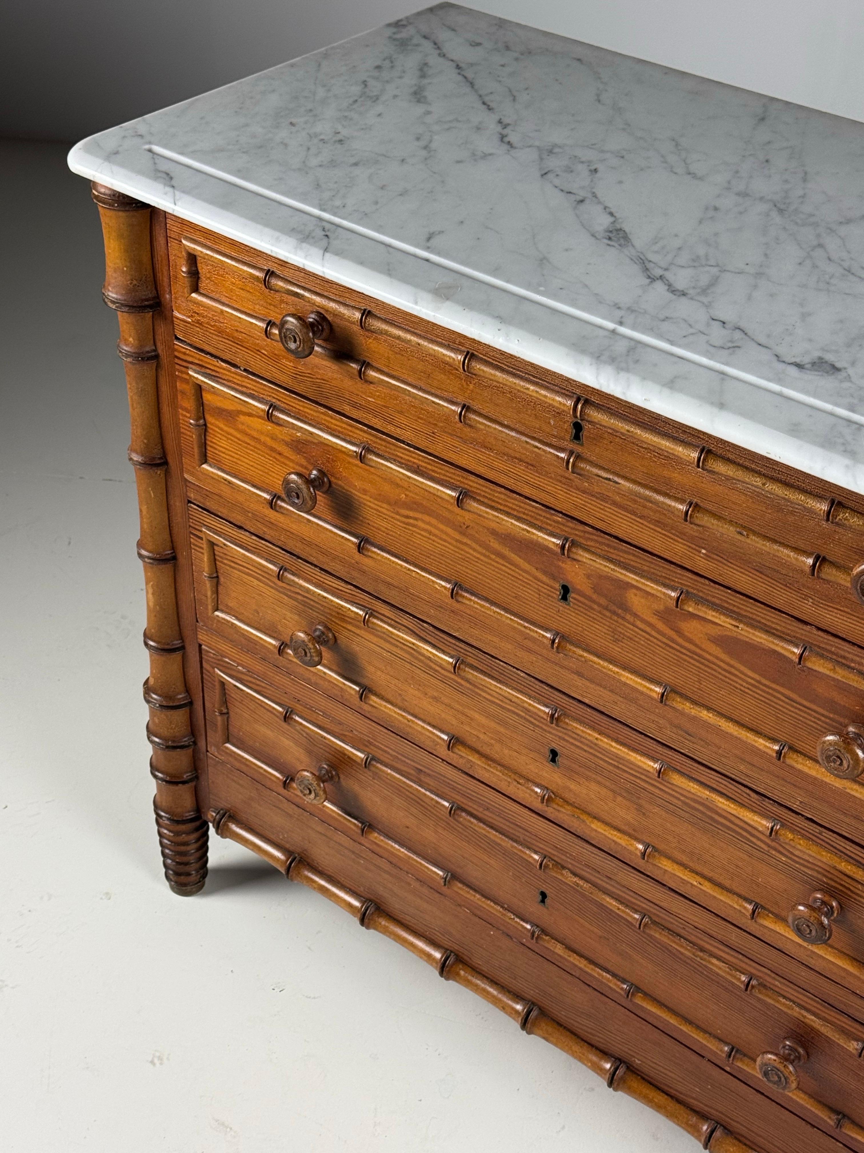 1900er Belgische Kommode aus Kunstbambus im Angebot 3