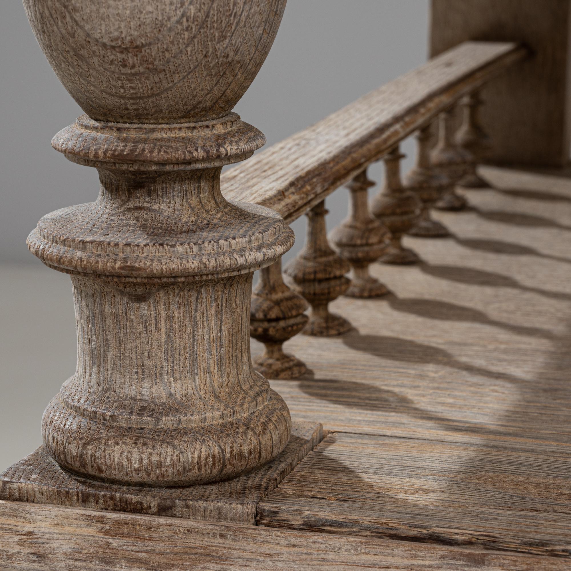 1900s Belgian Hand-Carved Oak Bedside Table im Angebot 4