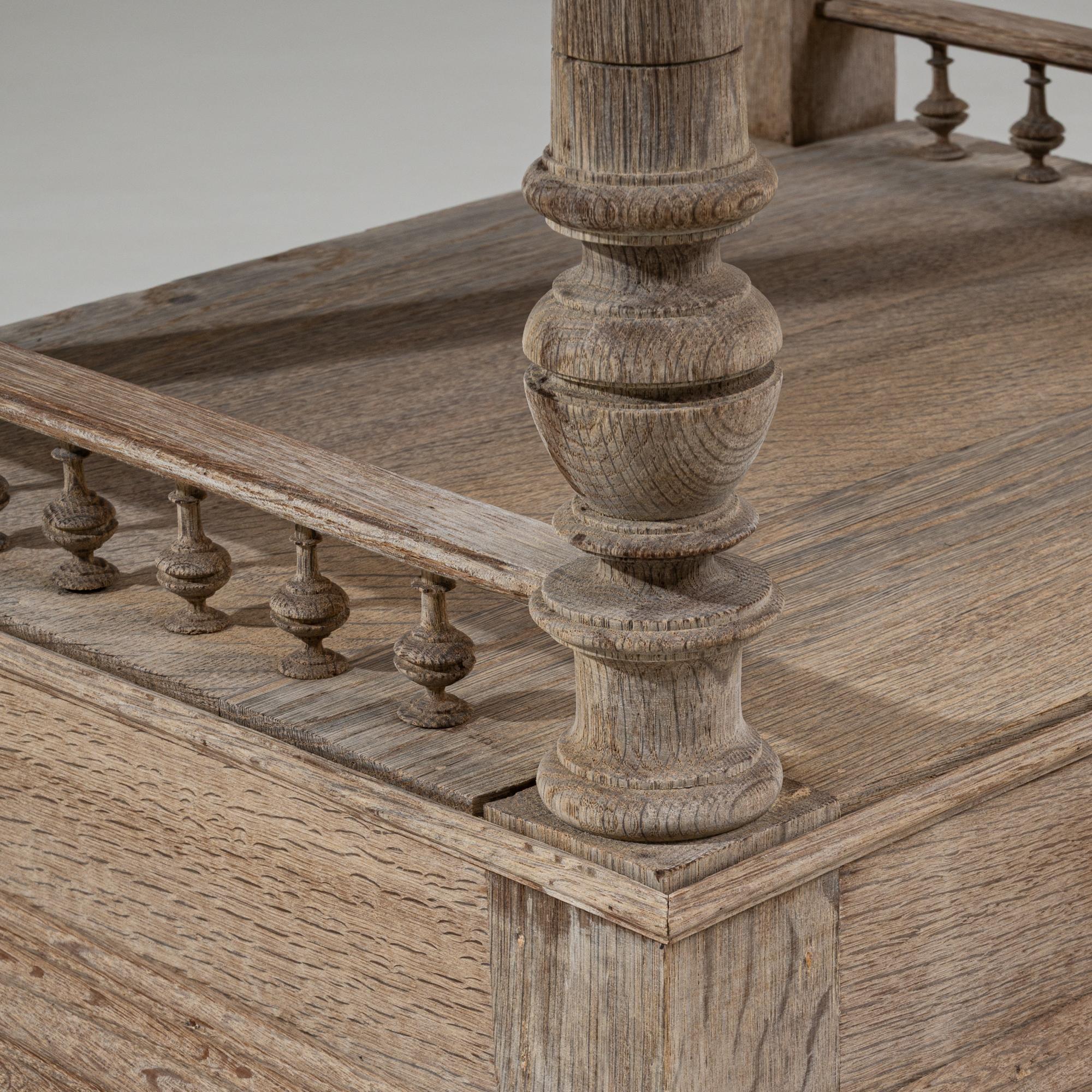 1900s Belgian Hand-Carved Oak Bedside Table im Angebot 5