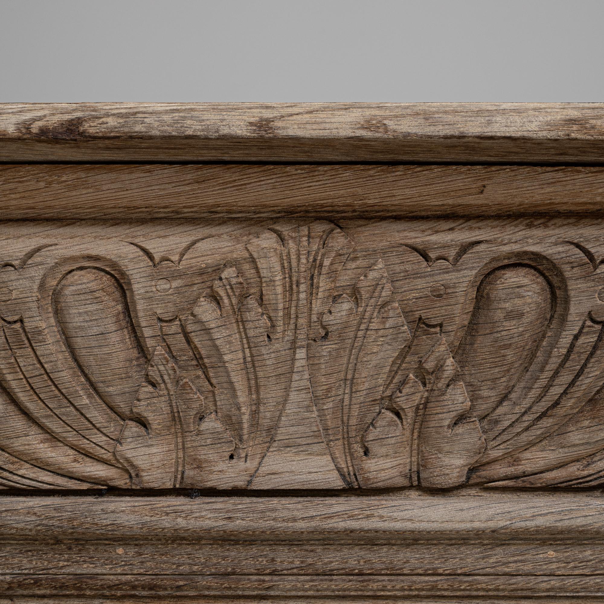 1900s Belgian Hand-Carved Oak Bedside Table im Angebot 7