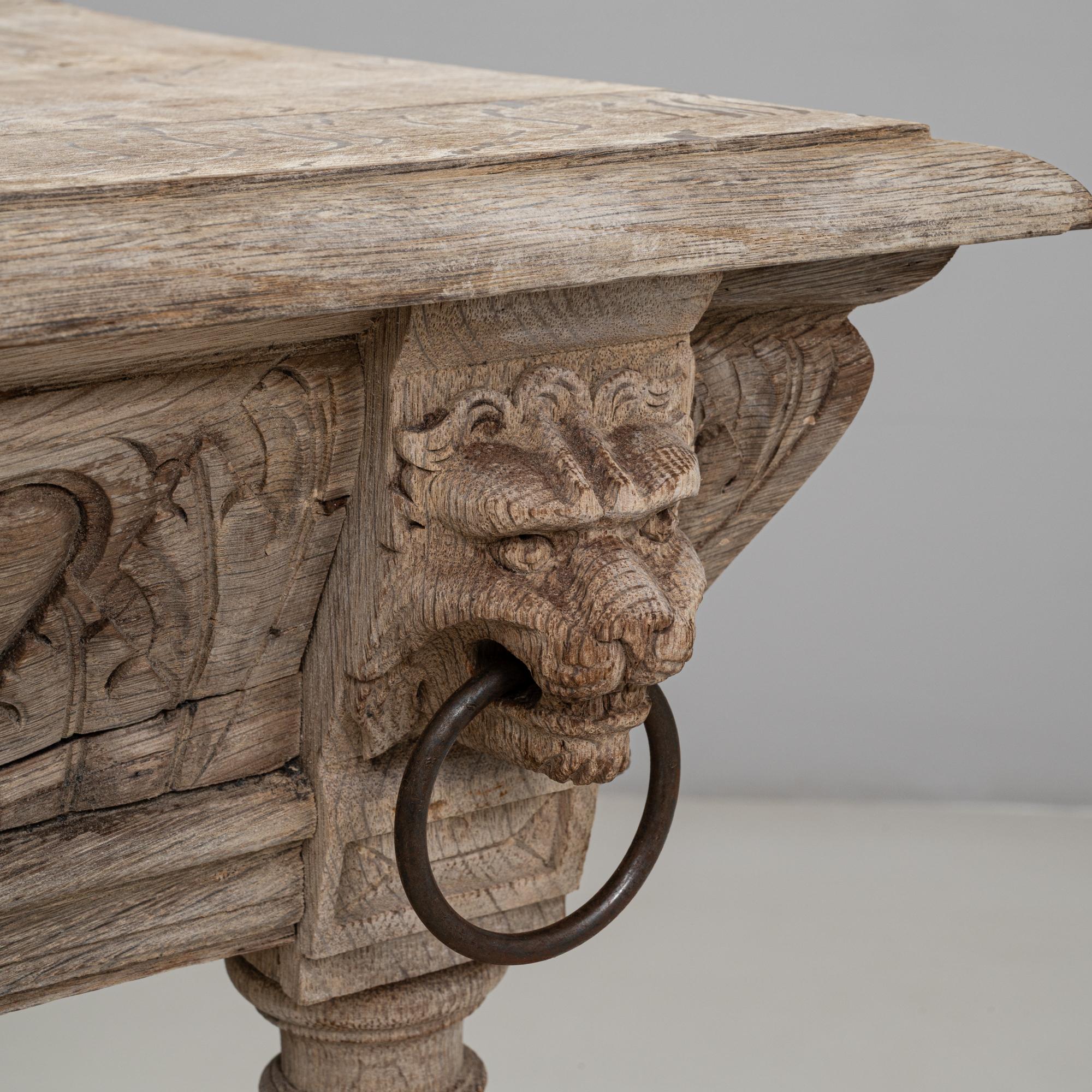 1900s Belgian Hand-Carved Oak Bedside Table im Angebot 9