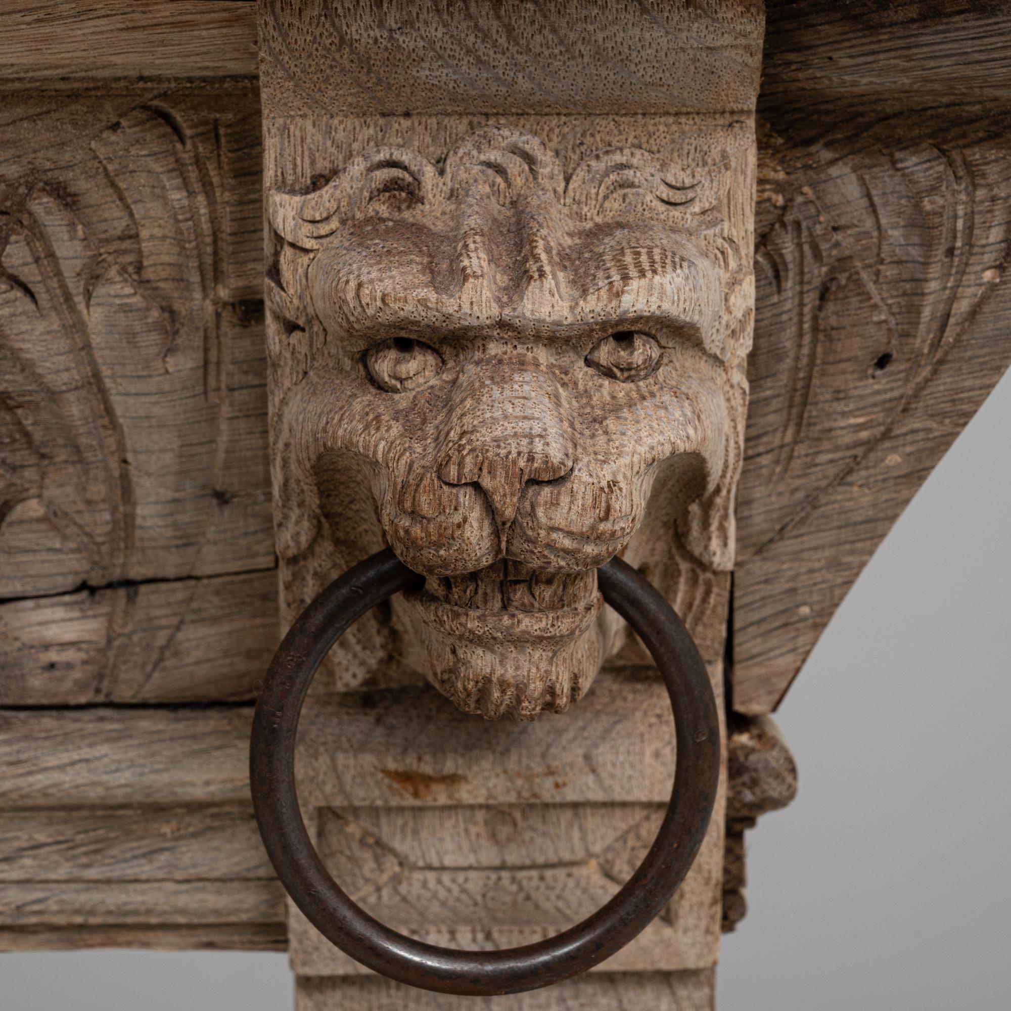 1900s Belgian Hand-Carved Oak Bedside Table im Angebot 10