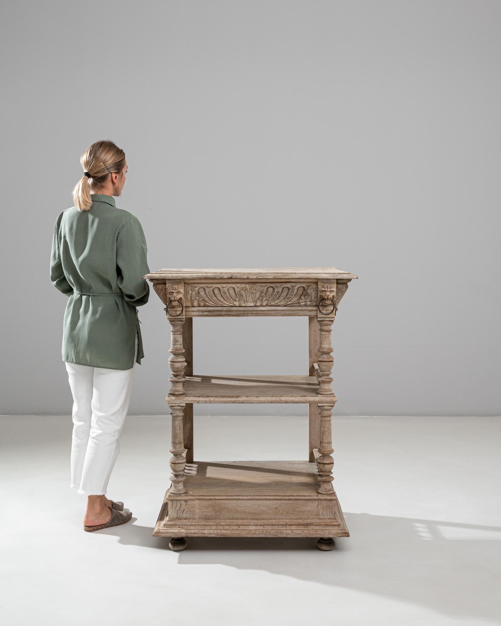 1900s Belgian Hand-Carved Oak Bedside Table (Belgisch) im Angebot