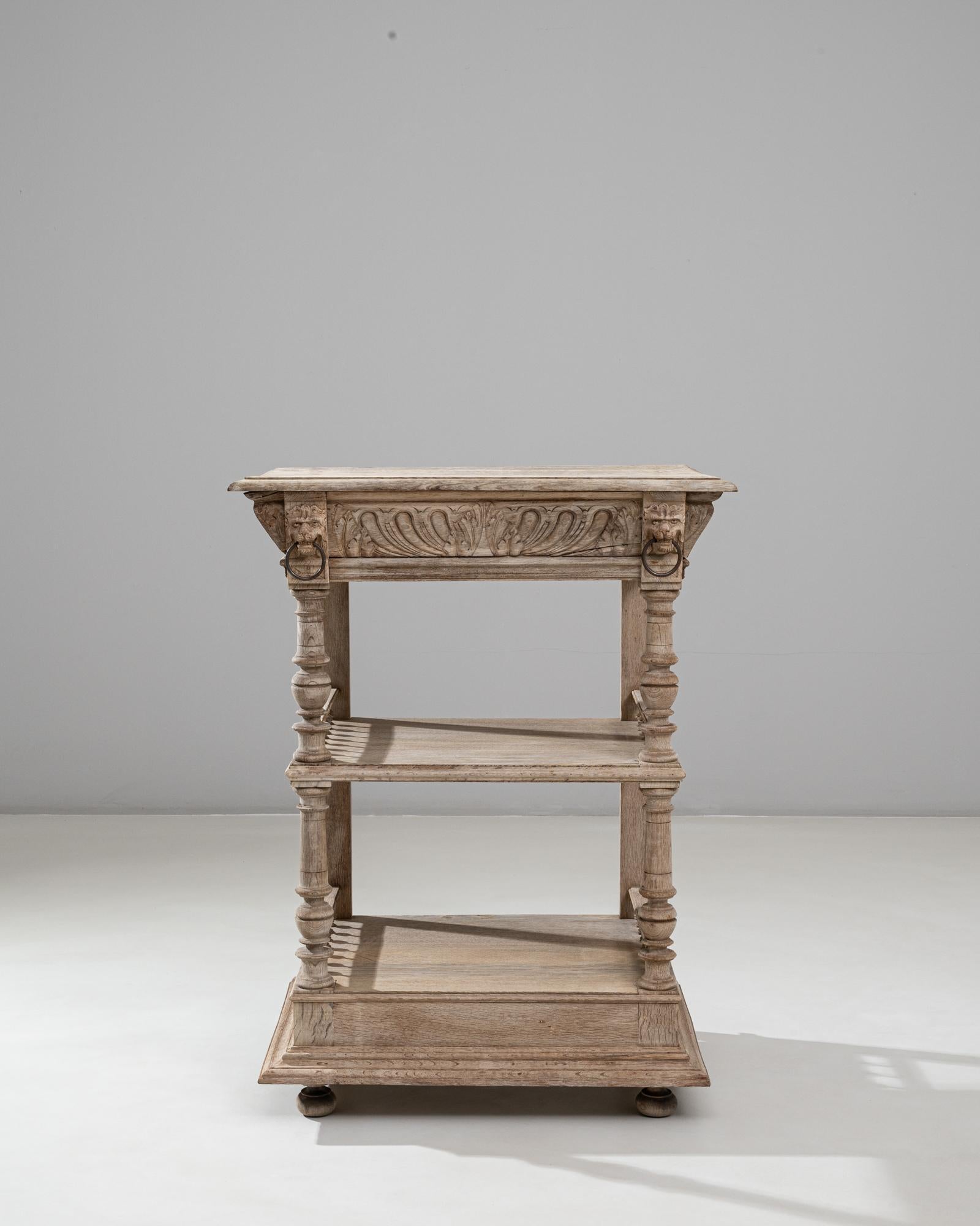 1900s Belgian Hand-Carved Oak Bedside Table (20. Jahrhundert) im Angebot