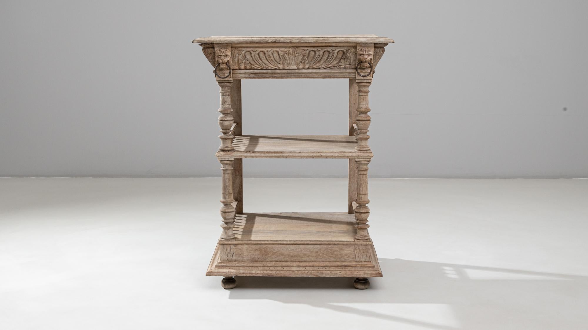 1900s Belgian Hand-Carved Oak Bedside Table (Eichenholz) im Angebot