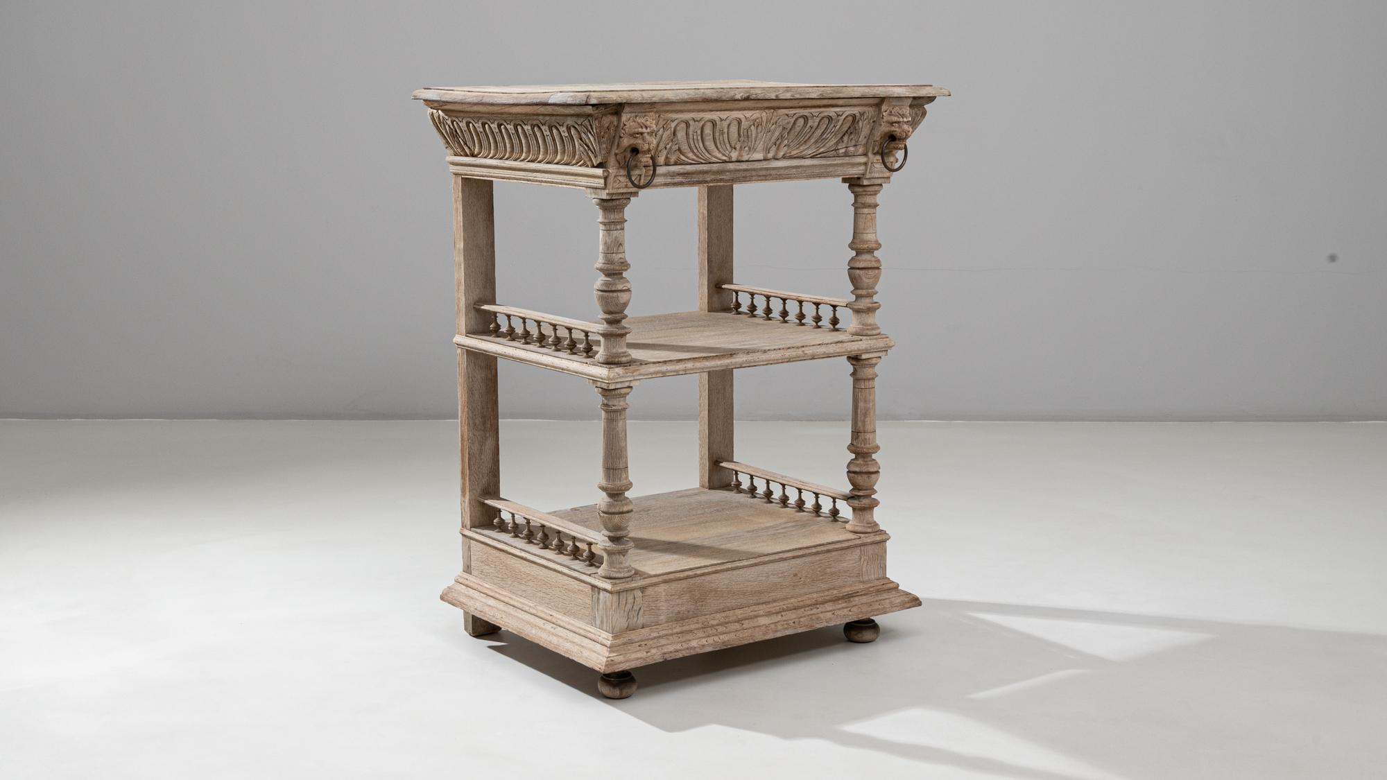 1900s Belgian Hand-Carved Oak Bedside Table im Angebot 1