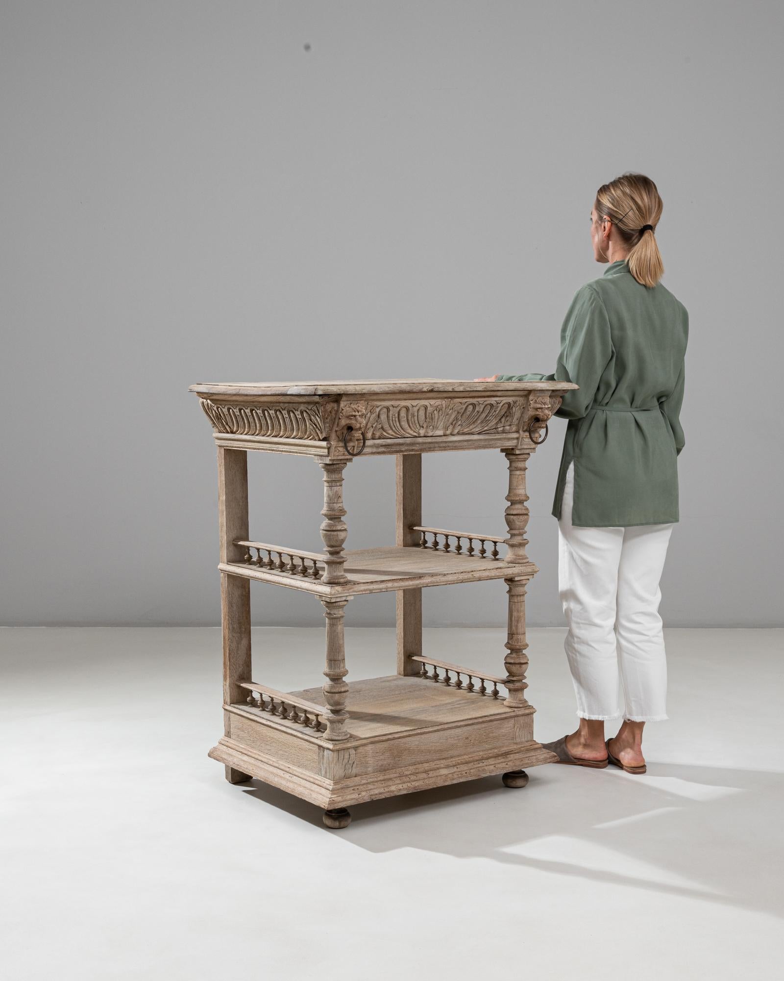 1900s Belgian Hand-Carved Oak Bedside Table im Angebot 3